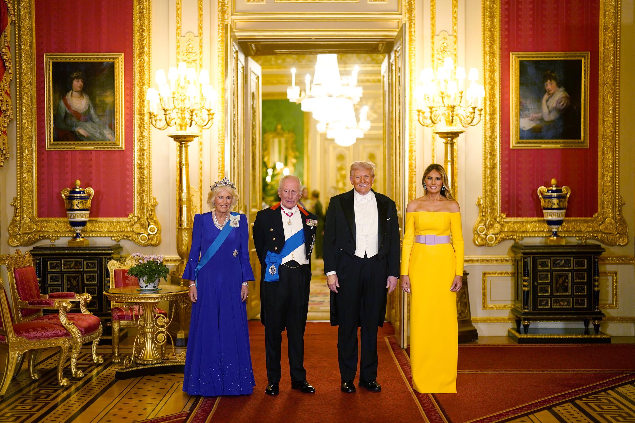 (De izquierda a derecha) La reina Camilla, el rey Charles III, el Presidente de EE.UU. Donald Trump y la Primera Dama Melania Trump llegan al Banquete de Estado ofrecido por el rey Charles III y miembros de la Familia Real en el Castillo de Windsor durante la visita de Estado del Presidente de los Estados Unidos de América el 17 de septiembre de 2025, en Windsor, Inglaterra | Fuente: Getty Images
