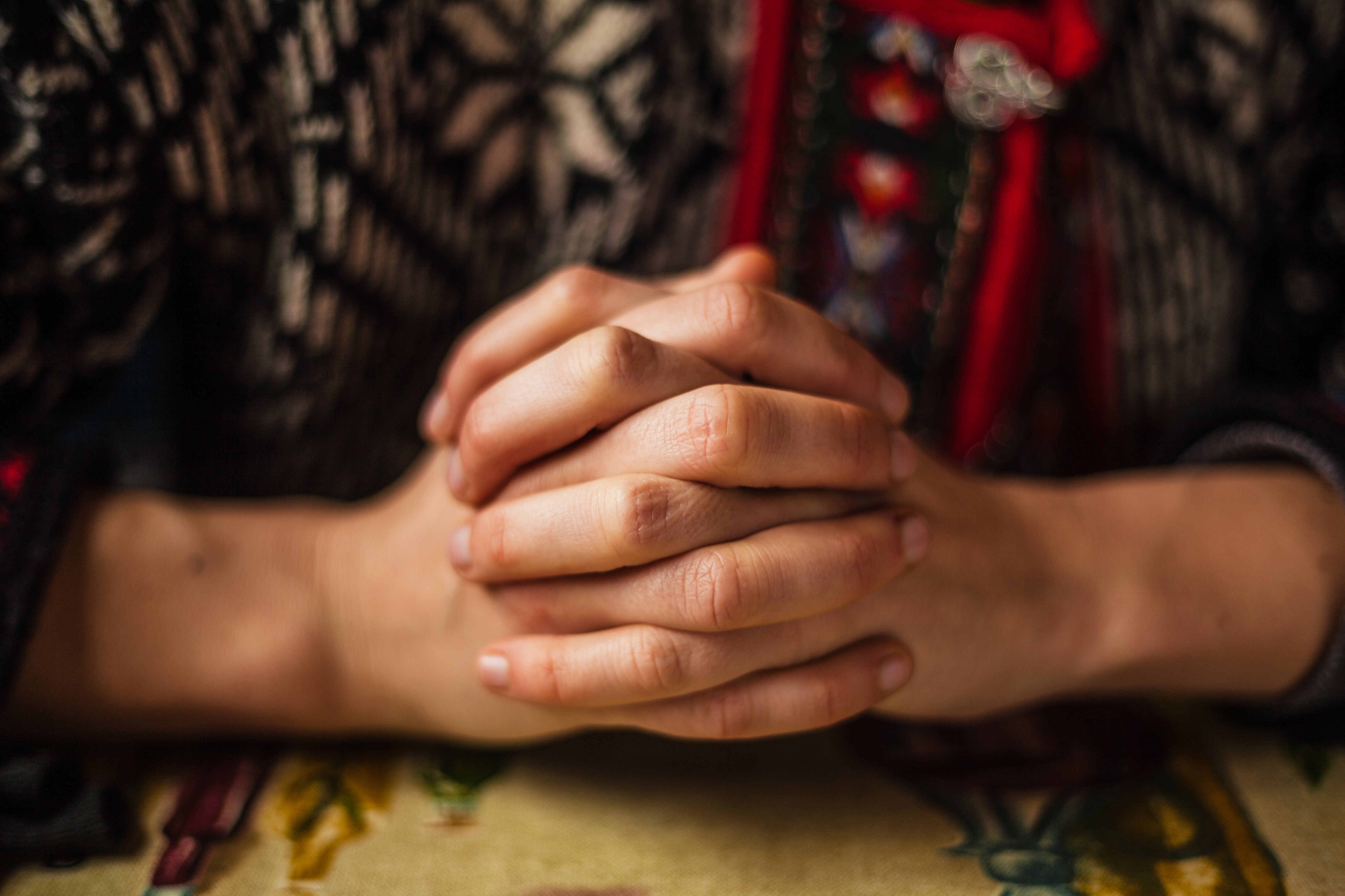 Mujer rezando. | Foto: Shutterstock