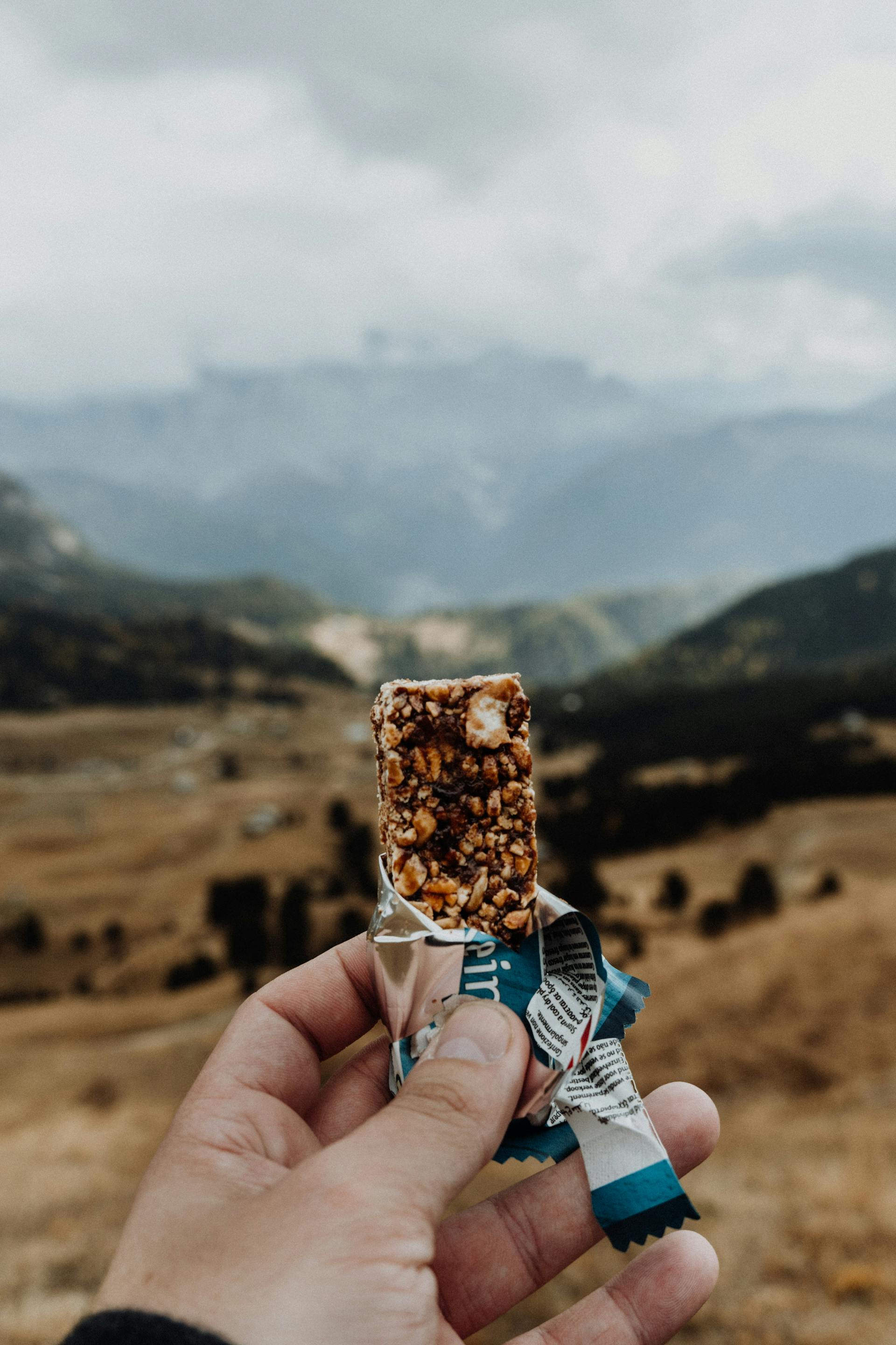 Una persona sujetando una barrita de cereales | Fuente: Pexels