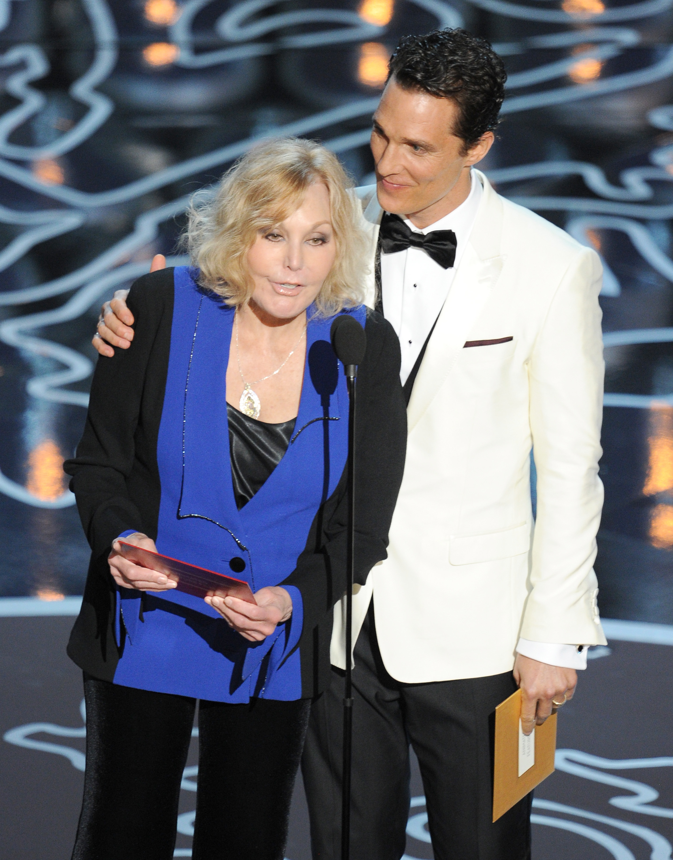 Kim Novak aparece en el escenario junto a Matthew McConaughey durante la 86.ª edición de los Premios de la Academia, celebrada en el Dolby Theatre de Hollywood el 2 de marzo de 2014. | Fuente: Getty Images