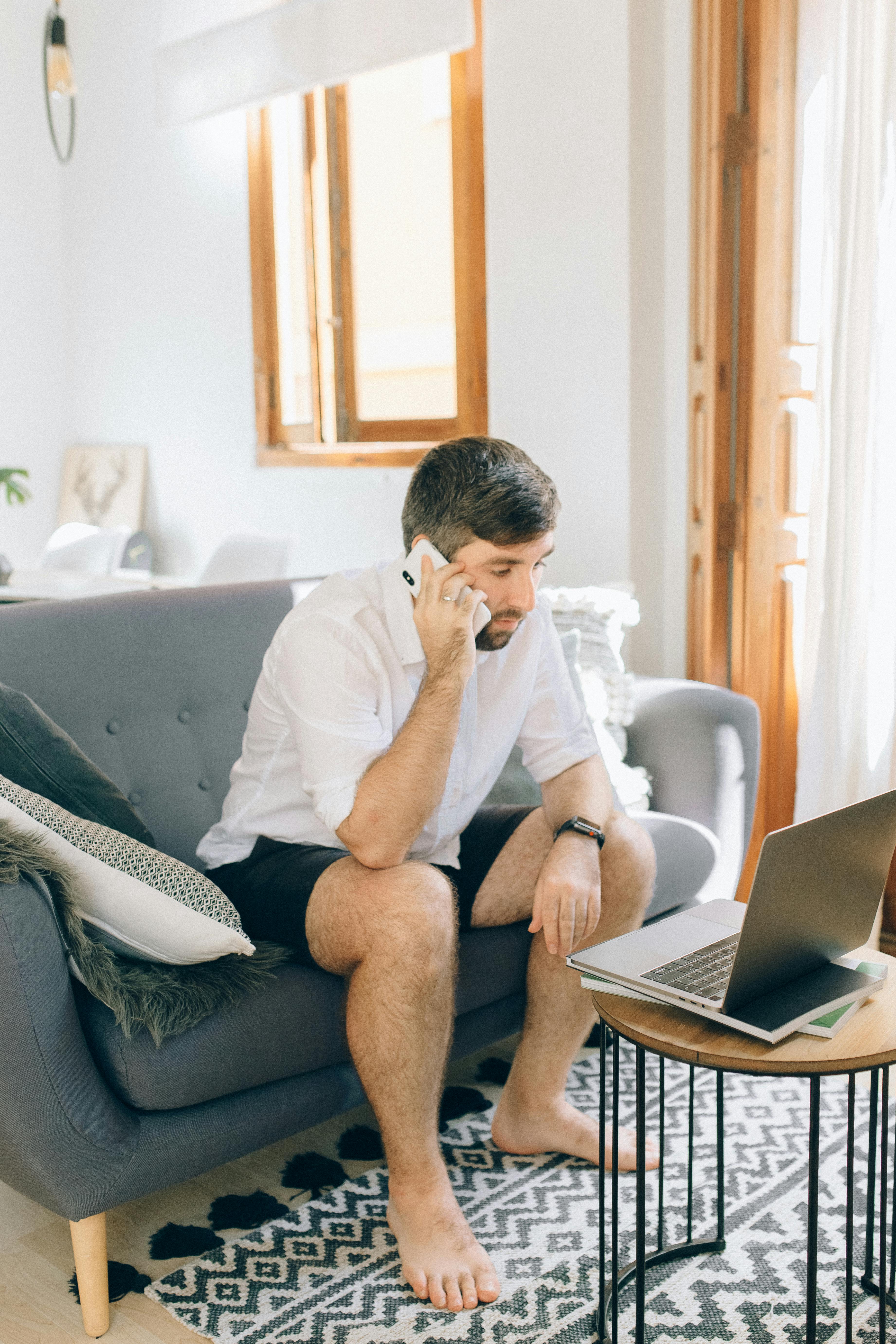 Un hombre manteniendo una conversación seria por teléfono | Foto: Pexels