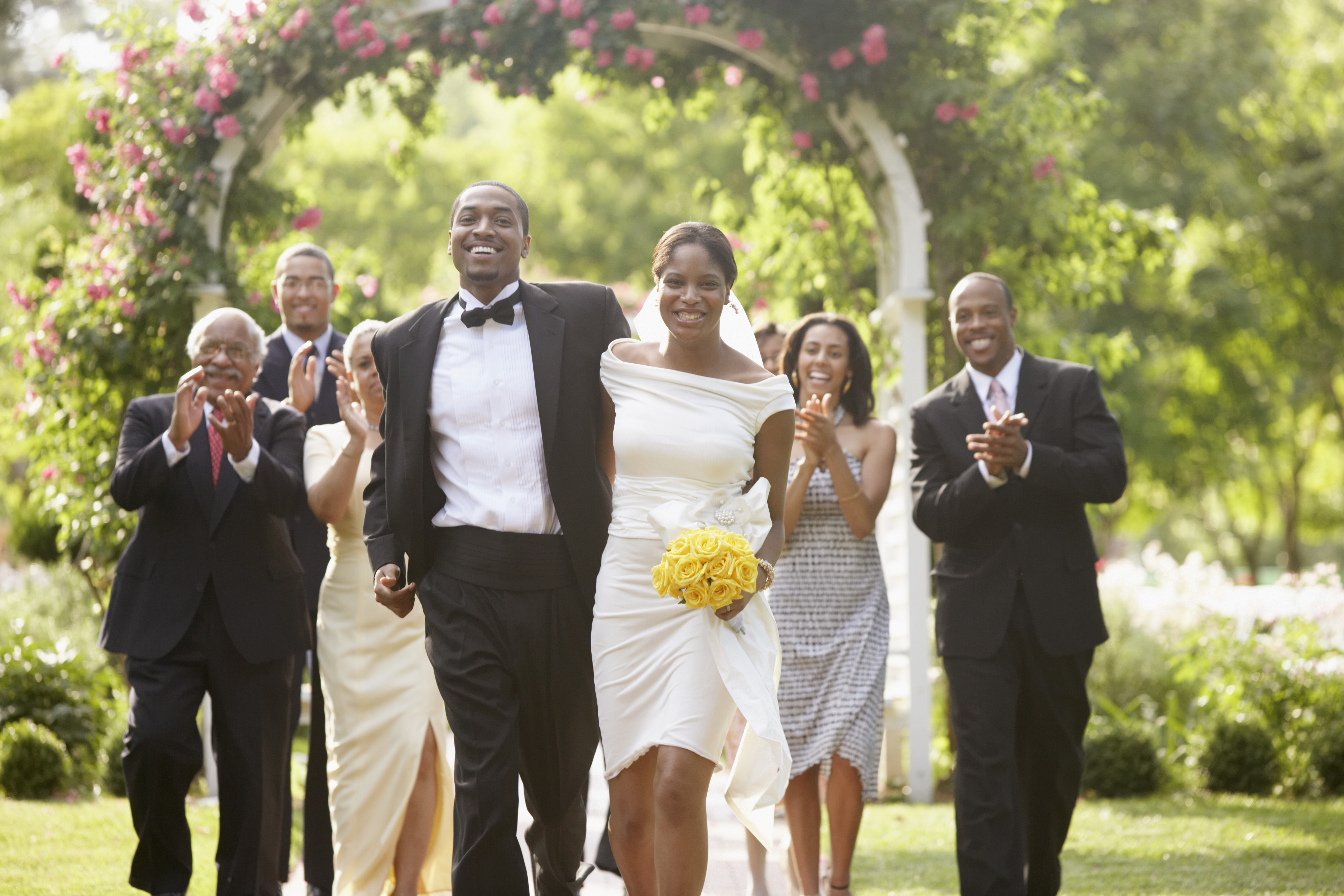 Invitados a la boda aplaudiendo a los recién casados | Foto: Getty Images