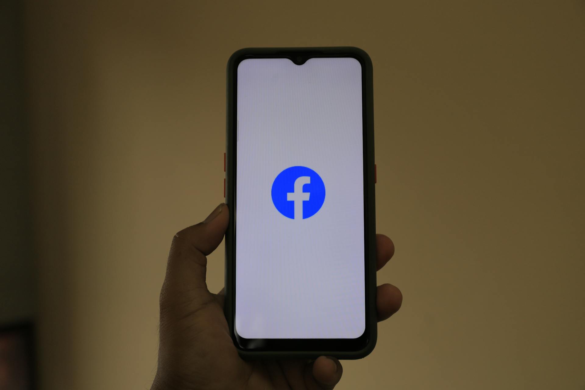 Logotipo de Facebook en un teléfono | Fuente: Pexels