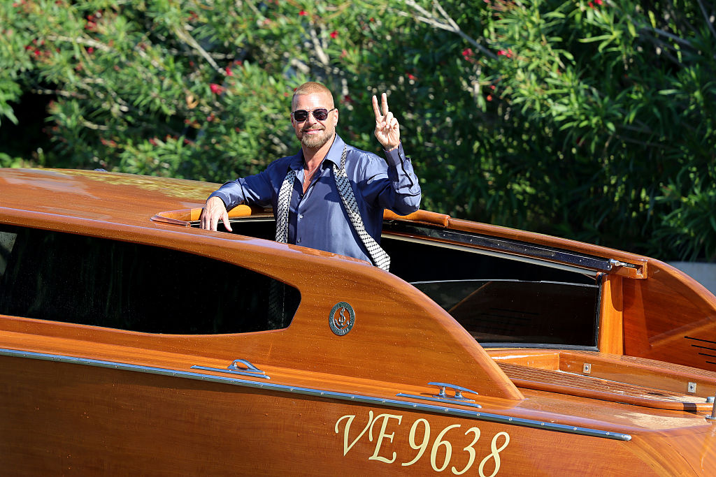 Ricky Martin es visto en el muelle del Hotel Excelsior Venice Lido durante la 83.ª edición del Festival Internacional de Cine de Venecia, el 6 de septiembre de 2026, en Venecia, Italia. | Fuente: Getty Images