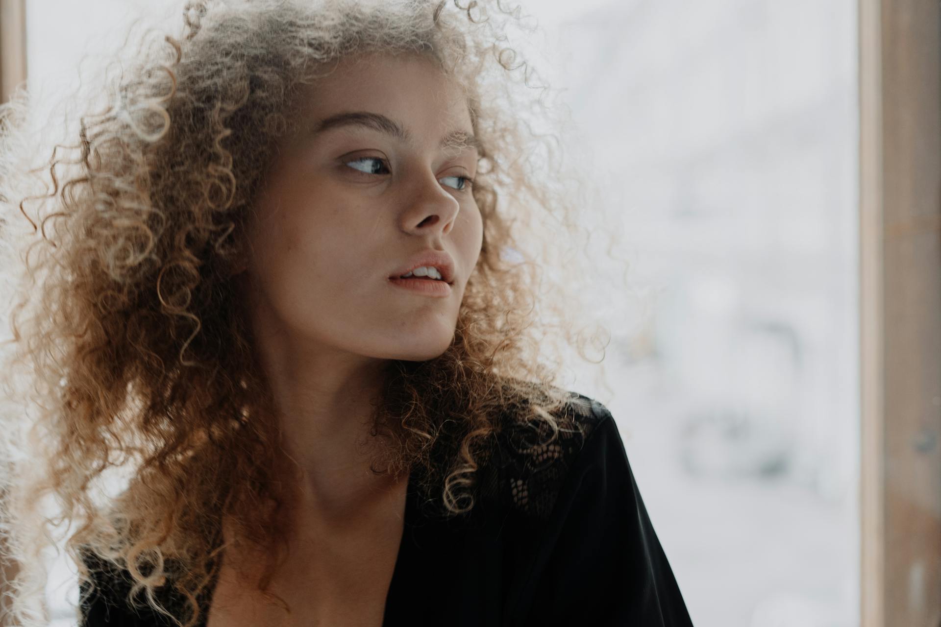 Una mujer mirando hacia atrás | Fuente: Pexels