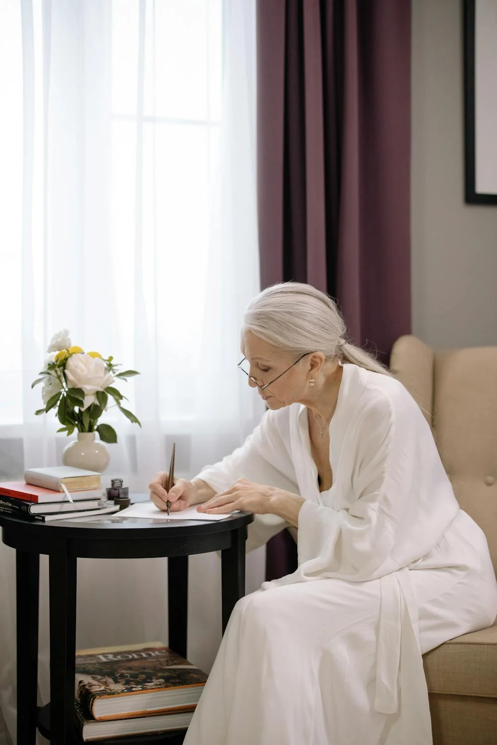 Una anciana escribiendo | Fuente: Pexels