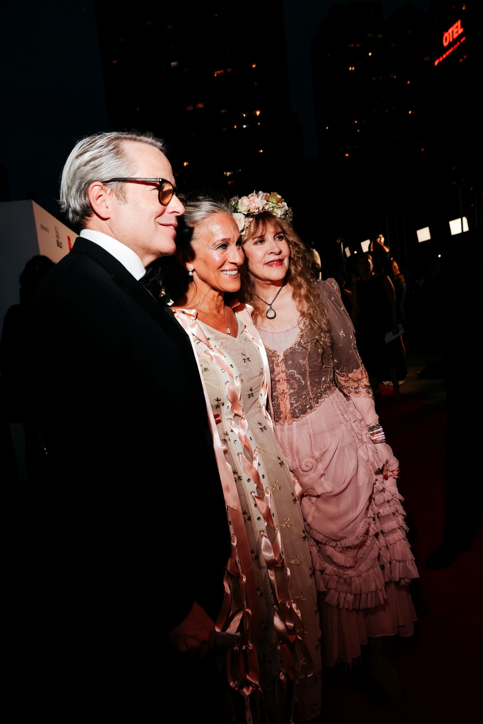 Matthew Broderick, Sarah Jessica Parker y Stevie Nicks posan juntos en la Gala de Moda de Otoño 2026 del New York City Ballet, donde los bordados florales y los detalles de lazo rosa del vestido de Parker nos permiten ver de nuevo su elaborado conjunto. | Fuente: Getty Images