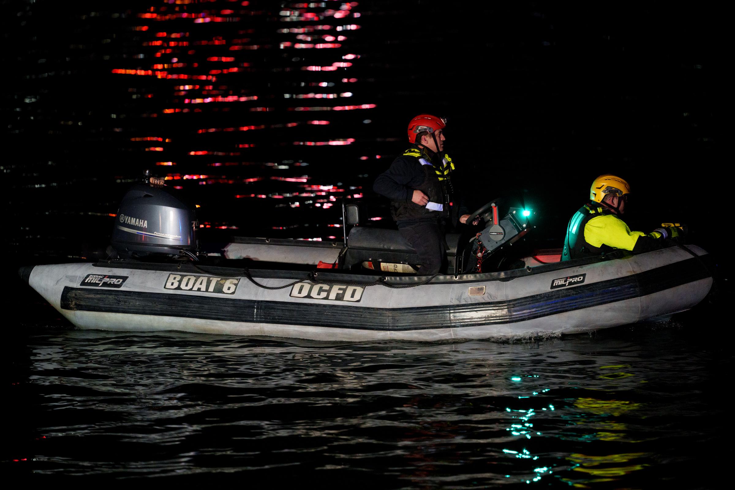 Un equipo de respuesta a emergencias se dirige a los restos de un avión en el río Potomac el 30 de enero de 2025, en Arlington, Virginia. | Fuente: Getty Images