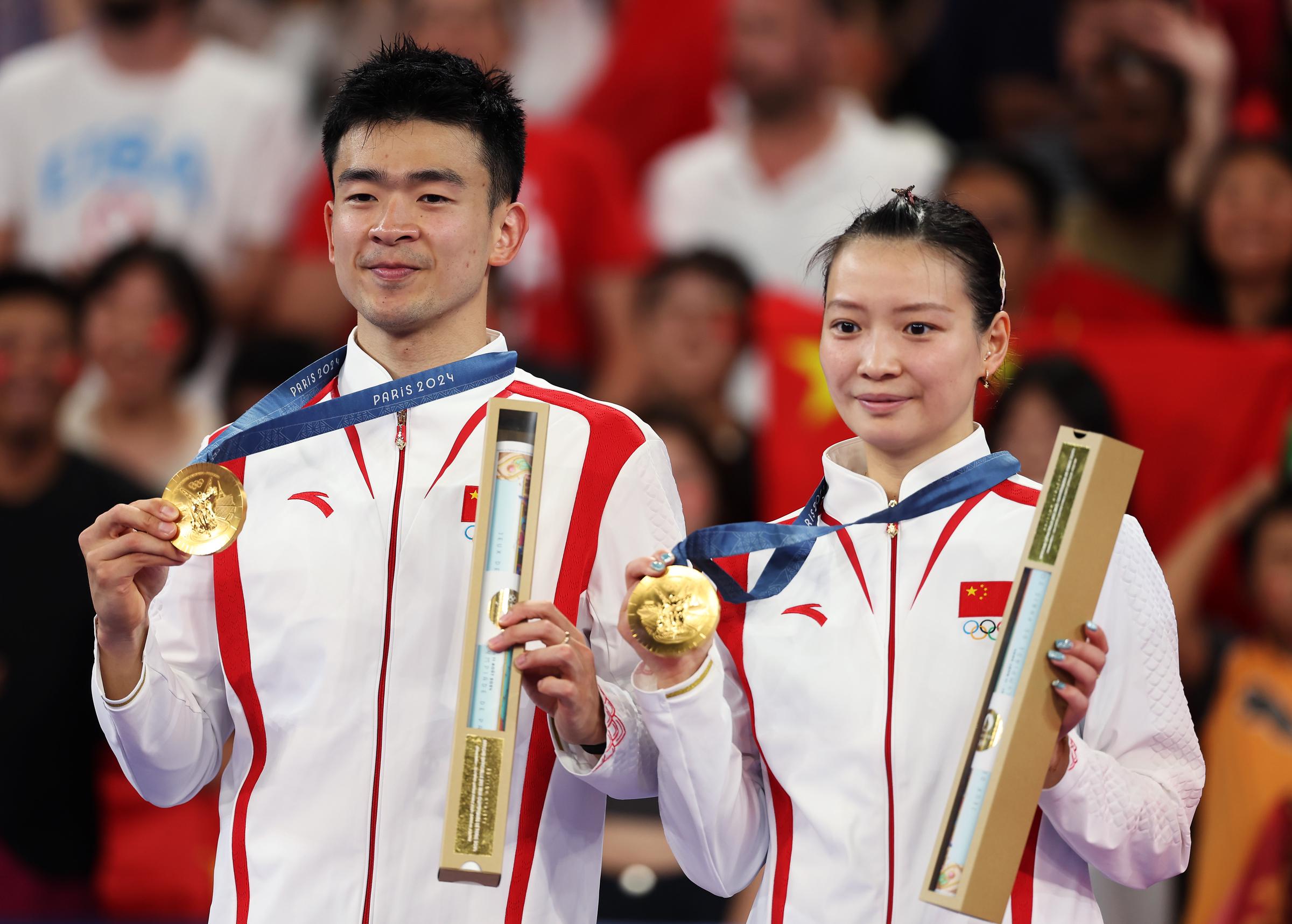 Zheng Siwei y Huang Ya Qiong posan con sus medallas de oro durante la ceremonia de entrega de medallas de Dobles Mixtos de Bádminton en París, Francia, el 2 de agosto de 2024 | Fuente: Getty Images