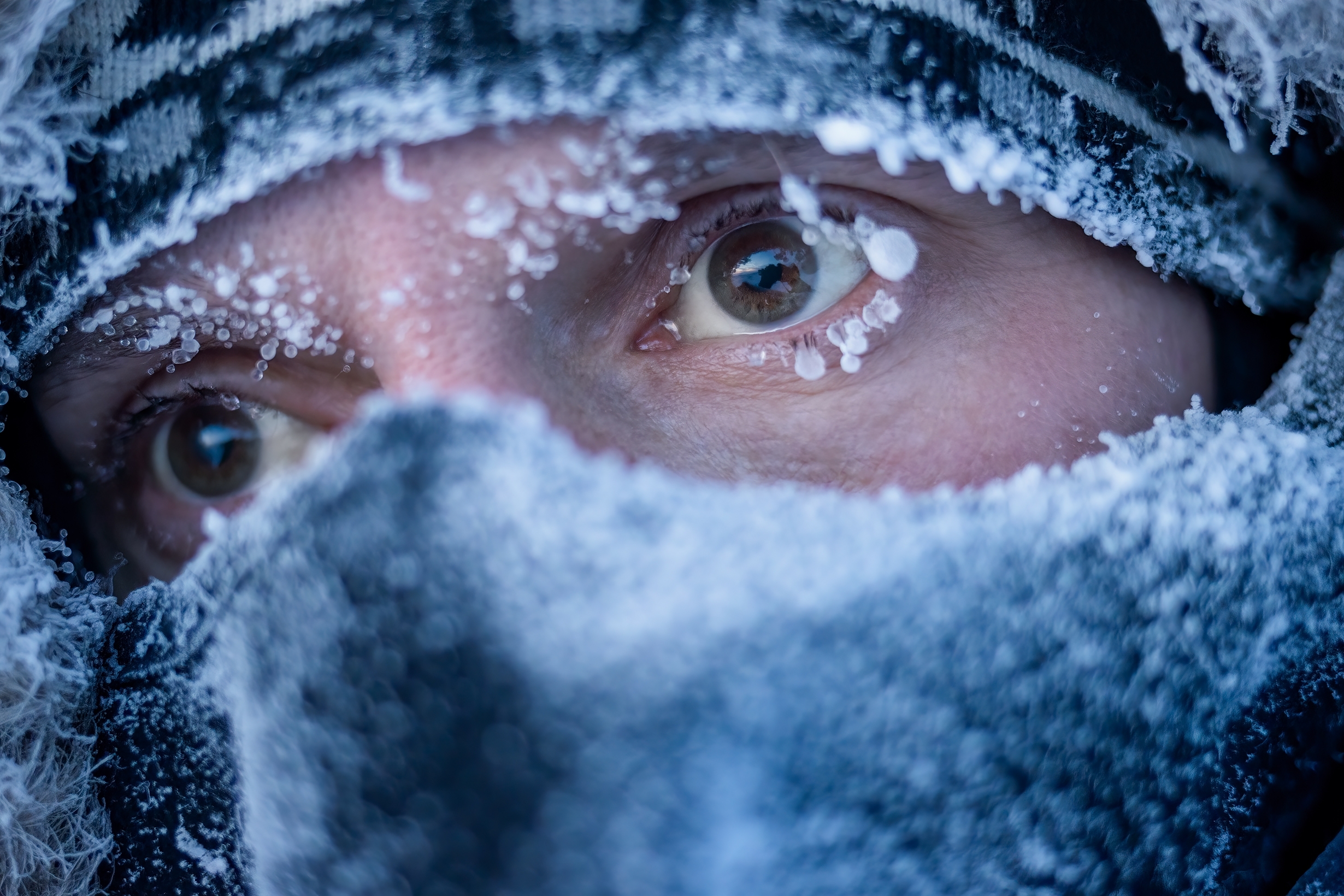 Retrato de un hombre con ropa de invierno y máscara. | Fuente: Shutterstock