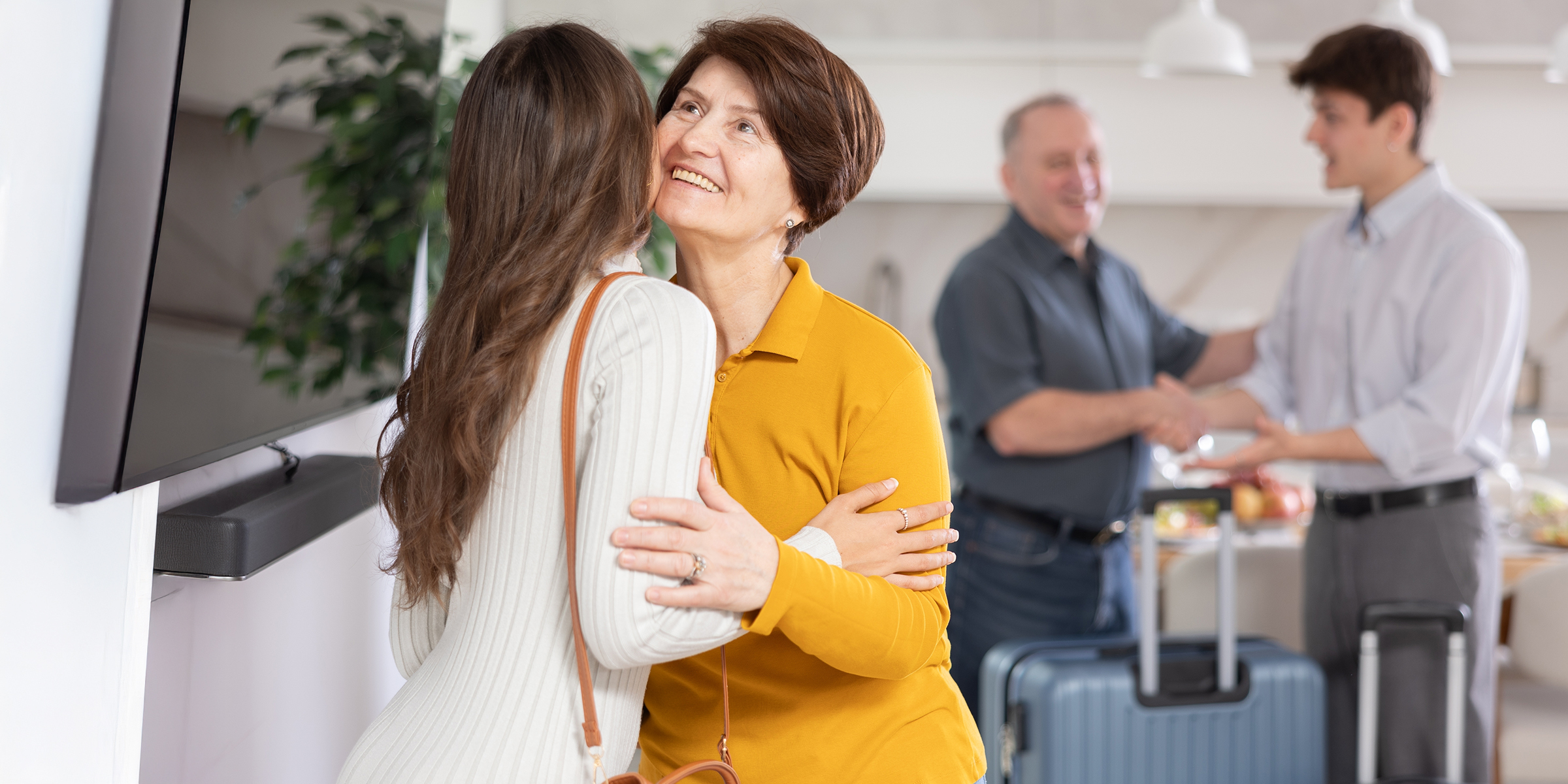 Personas saludándose | Fuente: Shutterstock