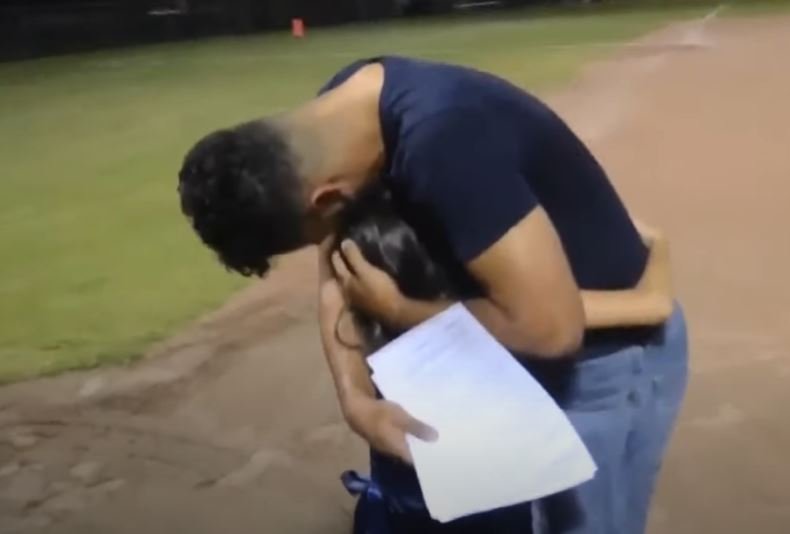 Leonardo Avila y su hija Alessandra fundidos en un abrazo. | Foto: Youtube/WVTM 13 News