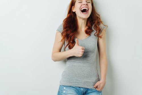 Mujer ríe a carcajadas. | Fuente: Shutterstock.