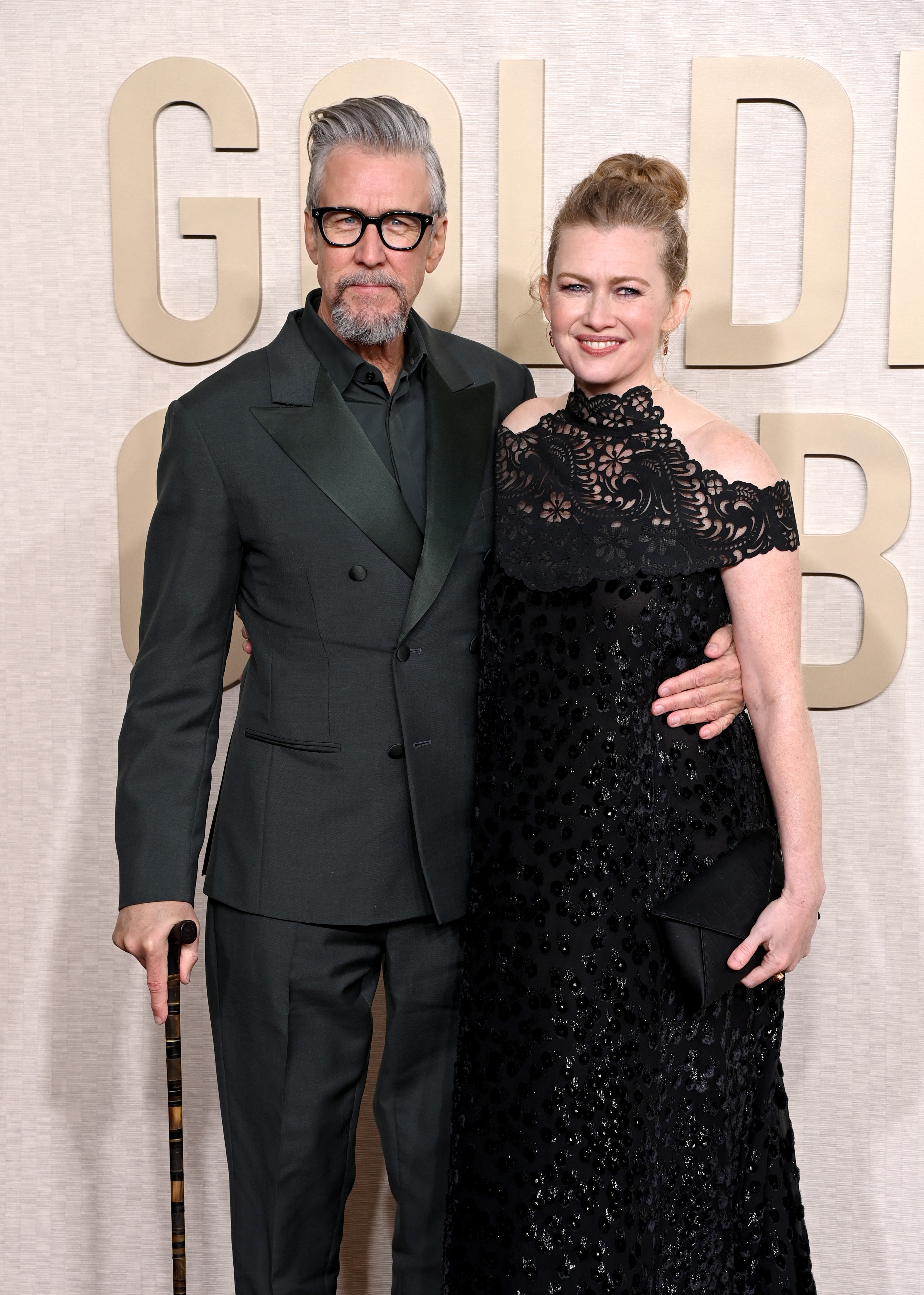 Alan Ruck y Mireille Enos en la 81ª edición de los Globos de Oro en Beverly Hills, California, el 7 de enero de 2024 | Fuente: Getty Images