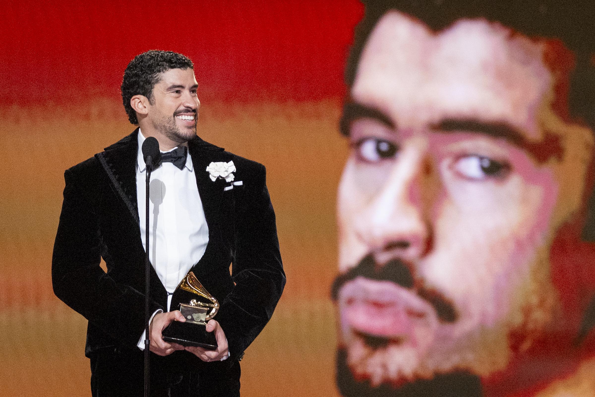 Bad Bunny recibe el premio al Álbum del Año por "DeBÍ TiRAR Más FOTOS" en el escenario durante la 68ª edición de los Premios GRAMMY en el Crypto.com Arena el 1 de febrero de 2026 en Los Ángeles, California. | Fuente: Getty Images