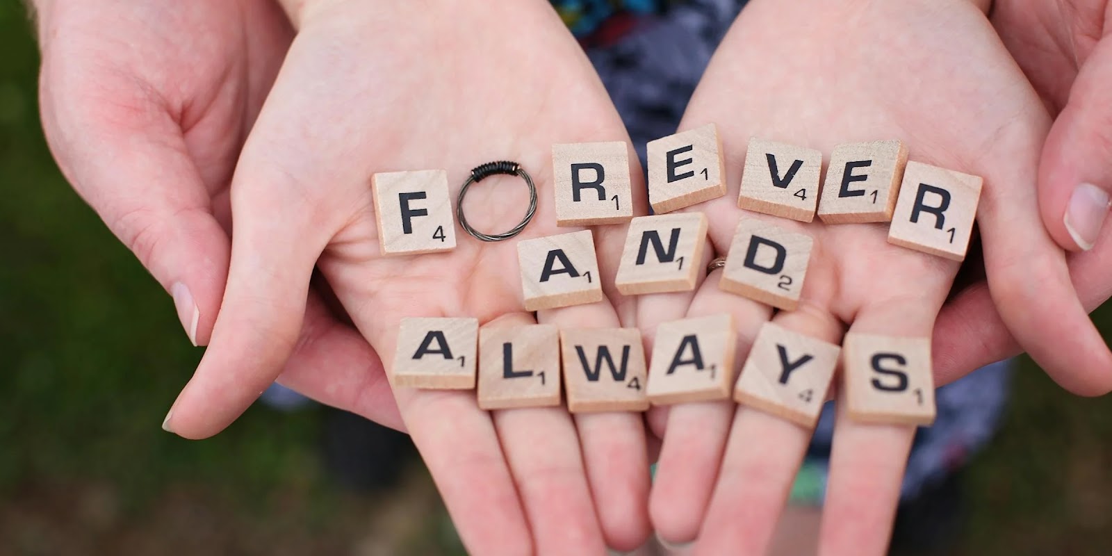 Manos con letras. | Fuente: Midjourney