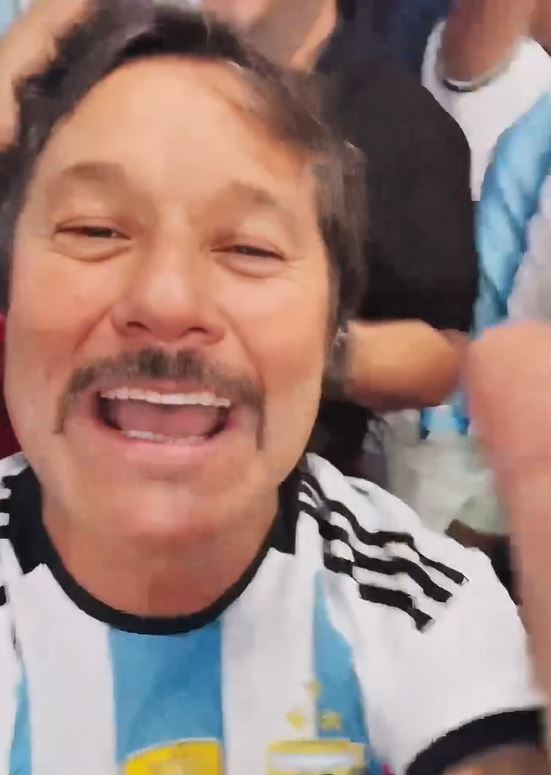Diego Torres festeja durante el partido de Argentina contra Egipto | Fuente: Instagram/diegotorresmusica