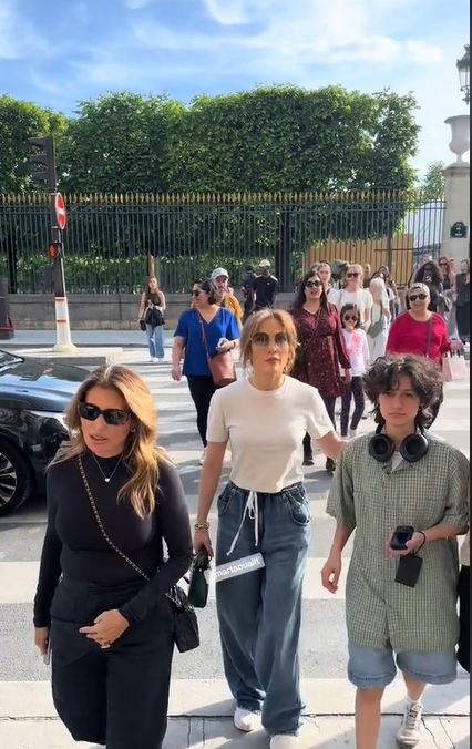 Jennifer Lopez y Emme Muñiz paseando por la calle, en un vídeo compartido el 20 de mayo de 2024 | Fuente: TikTok/taoualitamar
