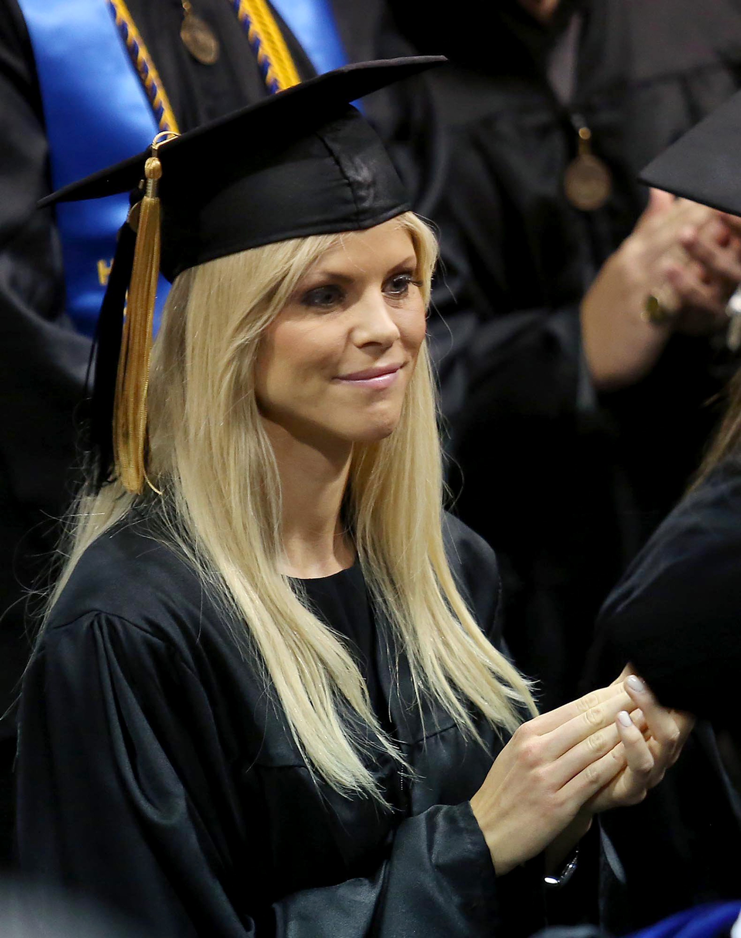 Elin Nordegren aplaude durante la ceremonia de graduación en el Rollins College de Winter Park, Florida, el 10 de mayo de 2014 | Fuente: Getty Images