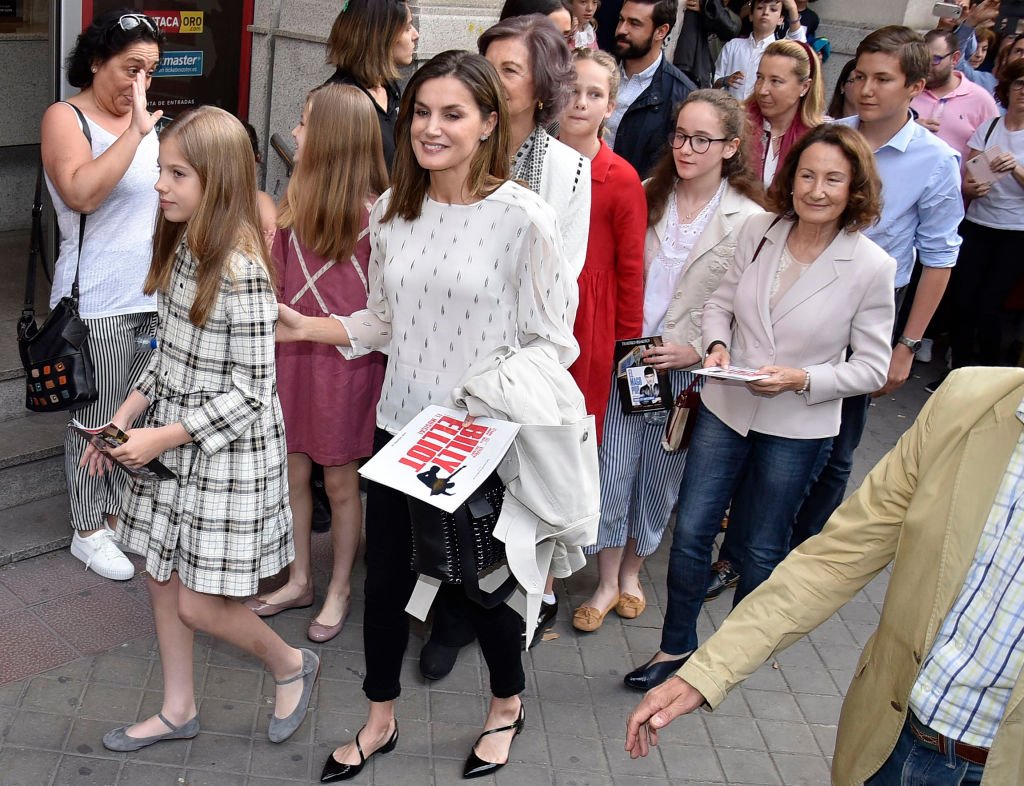 La reina Sofía, Letizia de España, la Princesa Leonor, Sofía de España, Irene Urdangarin y Paloma Rocasolano después de ver el obra musical 'Billy Elliot'.  | Foto: Getty Images