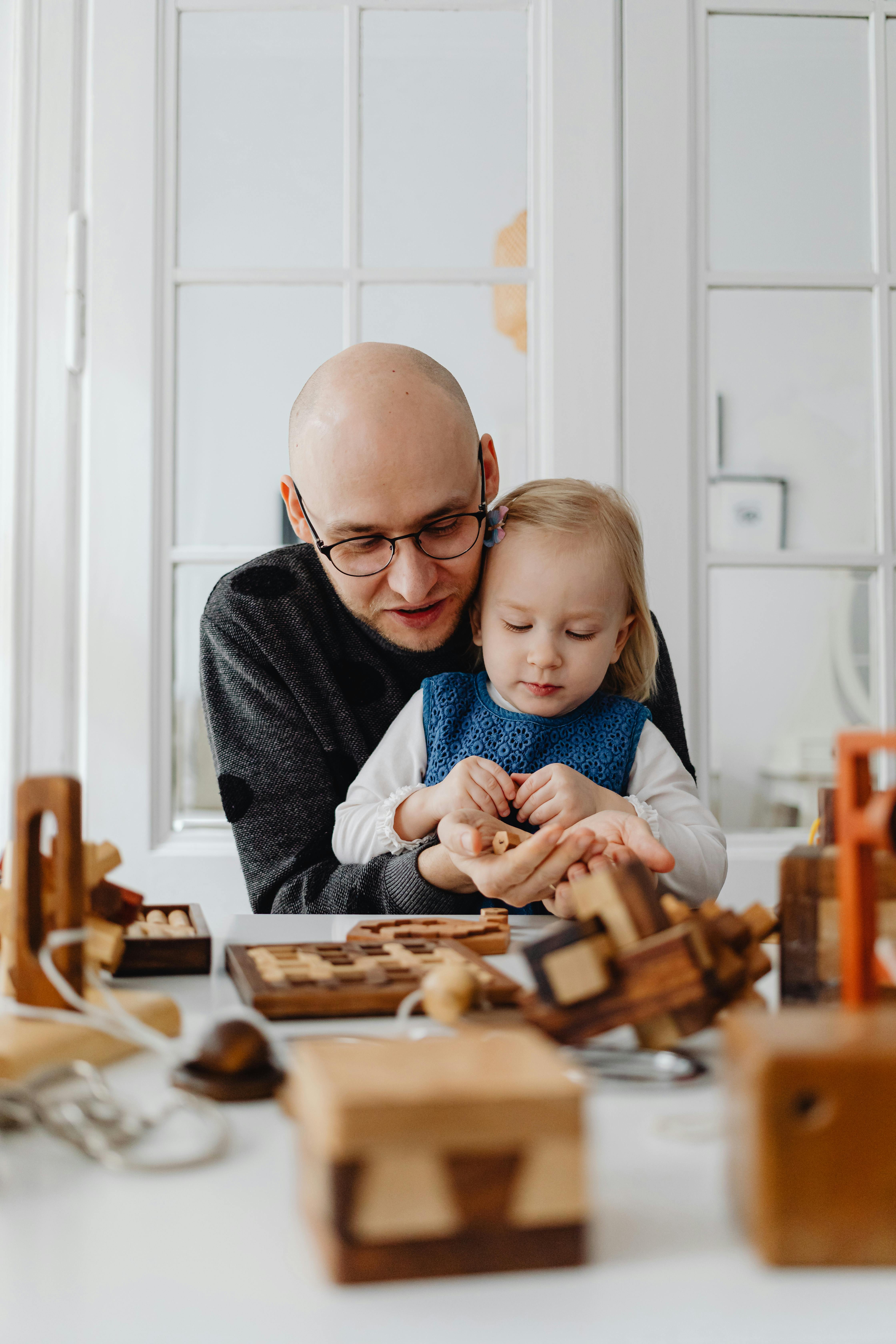 Un padre juega con su hija pequeña | Fuente: Pexels