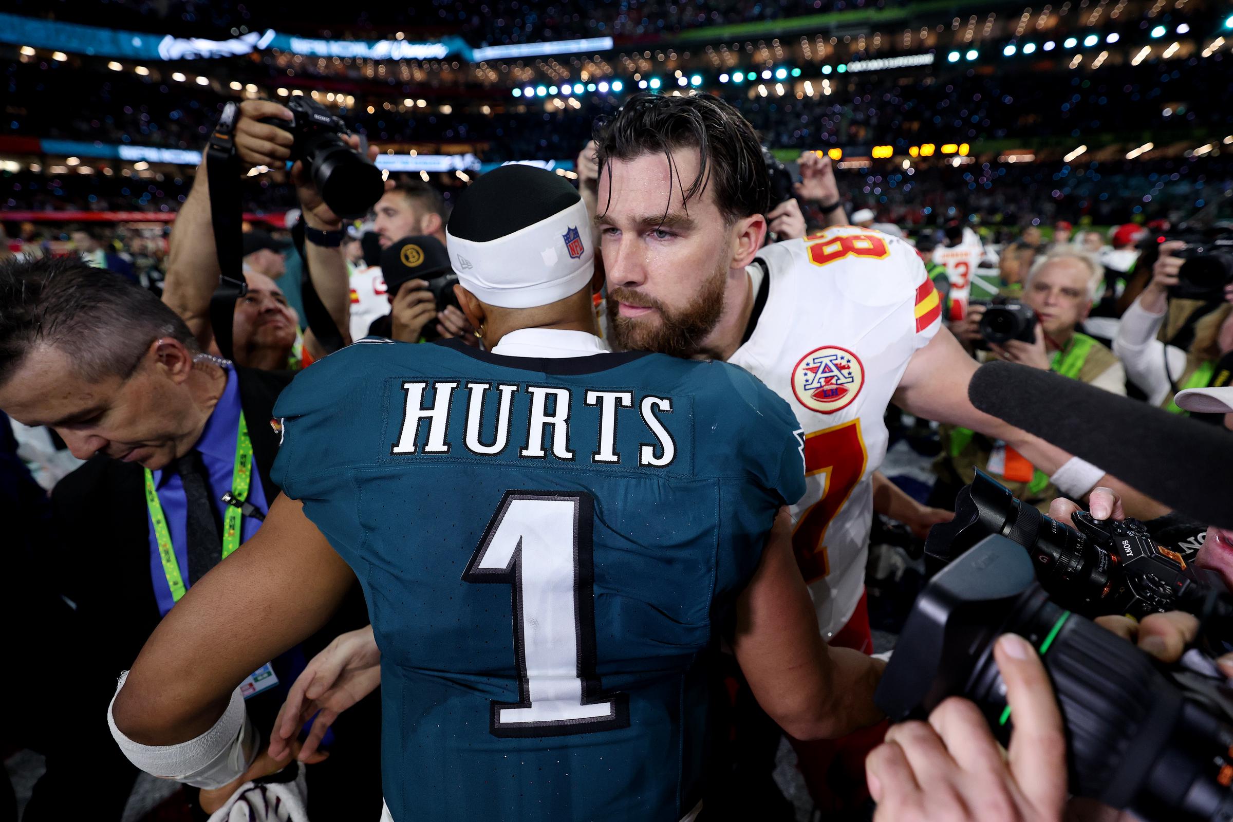 Jalen Hurts de los Philadelphia Eagles y Travis Kelce de los Kansas City Chiefs se reúnen después de que Philadelphia venciera a Kansas City 40-22 para ganar el Super Bowl LIX en el Caesars Superdome en Nueva Orleans, Luisiana, el 9 de febrero de 2025 | Fuente: Getty Images