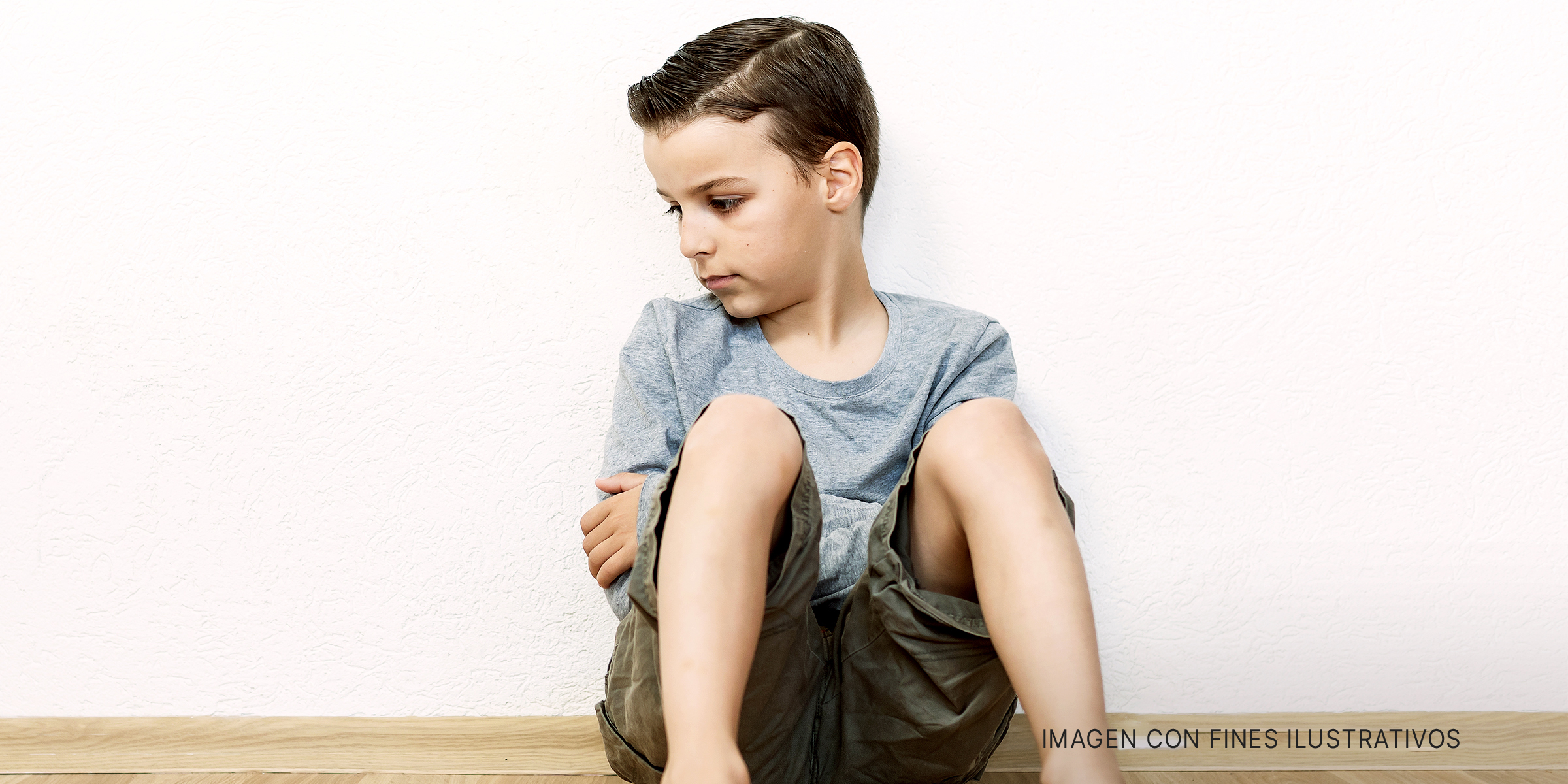 Niño triste sentado solo. | Foto: Shutterstock