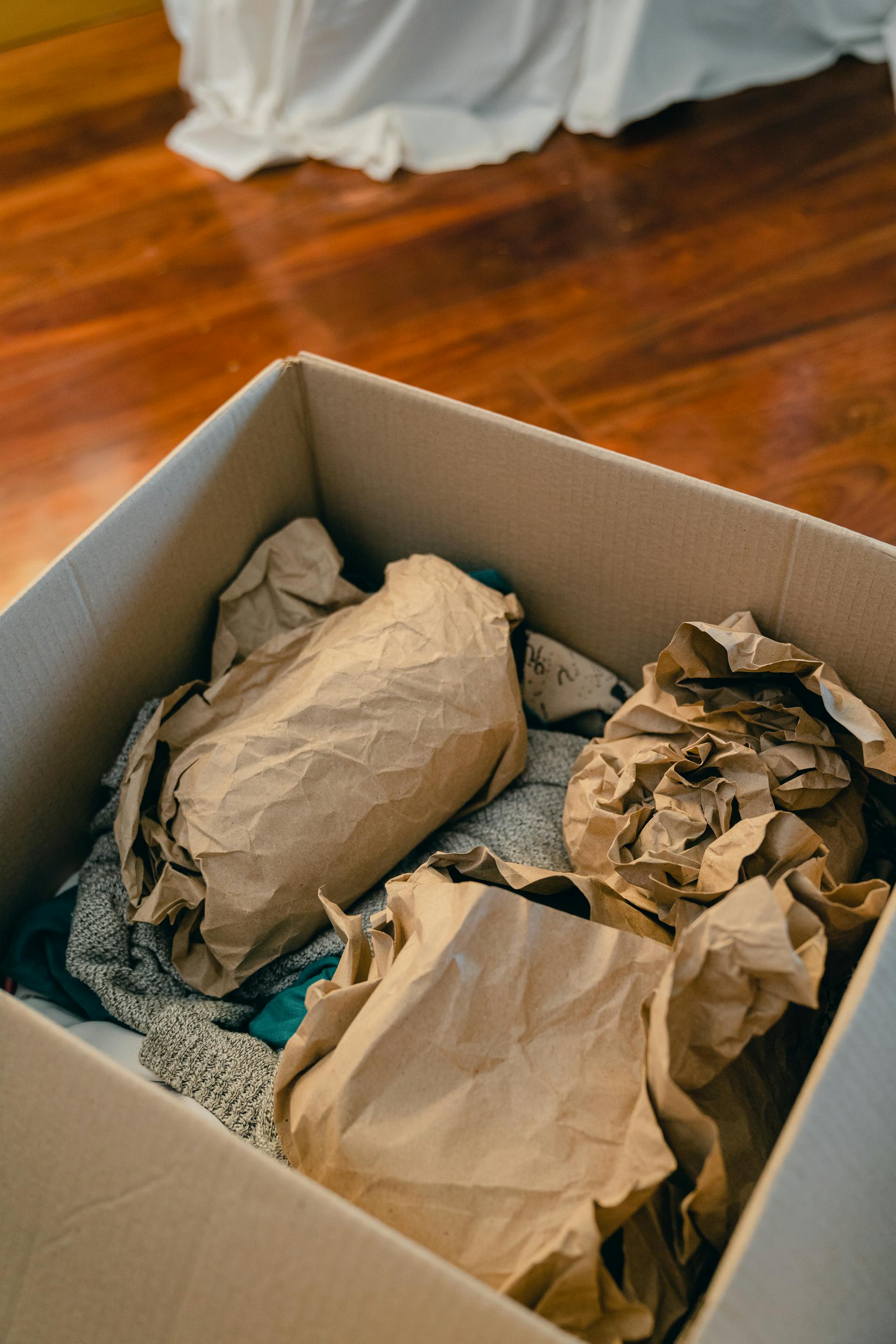 Objetos embalados en una caja de cartón | Fuente: Pexels