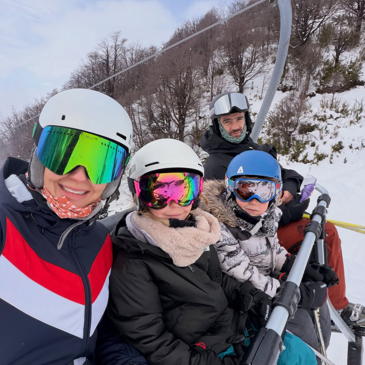 Marcela Kloosterboe durante sus vacaciones de ski junto a su esposo e hijos | Fuente: Instagram/m.klooster