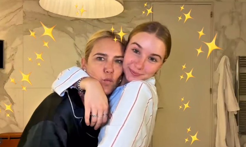 Valeria Mazza junto a su hija Taína Gravier abrazadas tras finalizar sus consejos de belleza | Fuente: Instagram/tainagravier