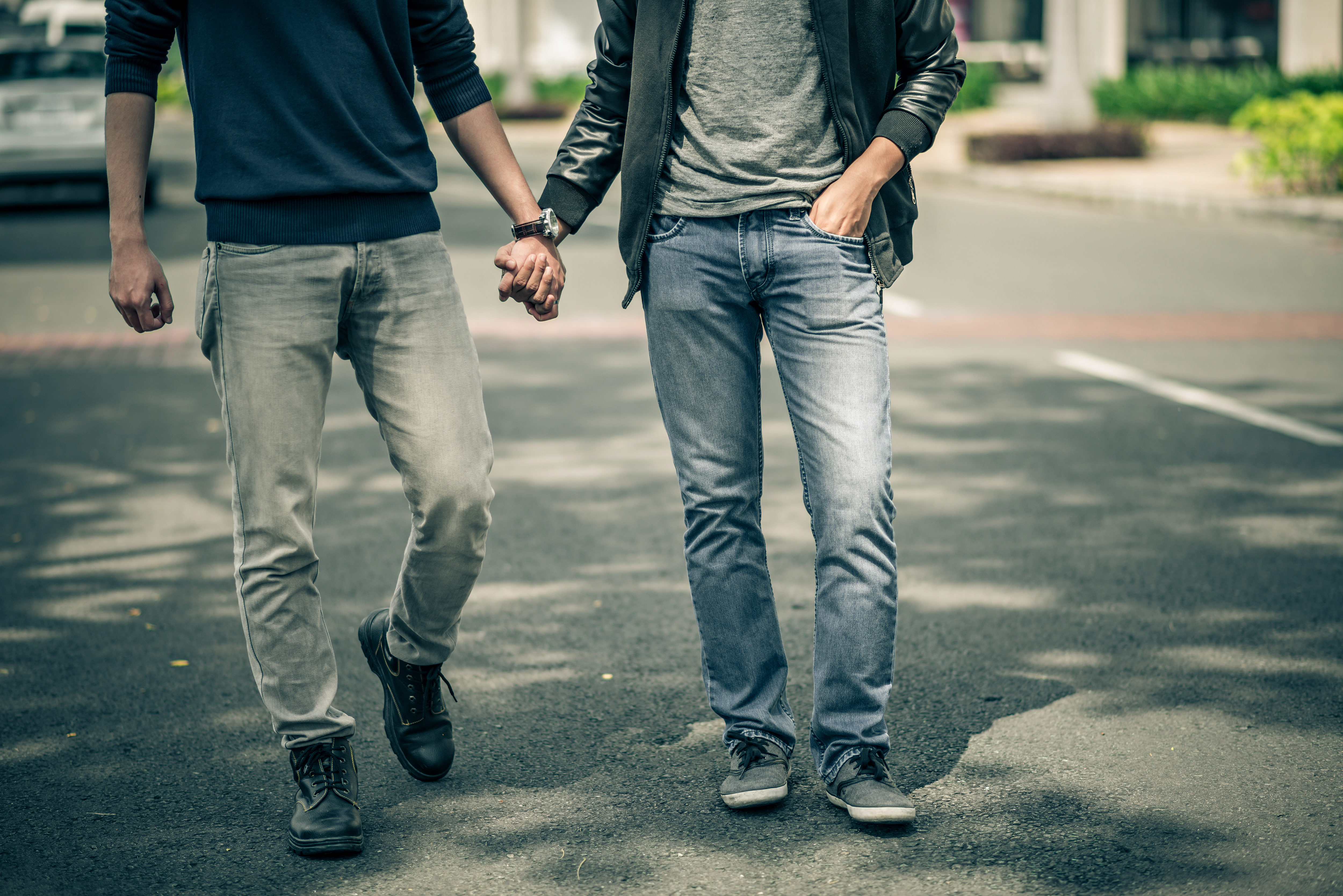 Una pareja paseando cogida de la mano | Foto: Shutterstock