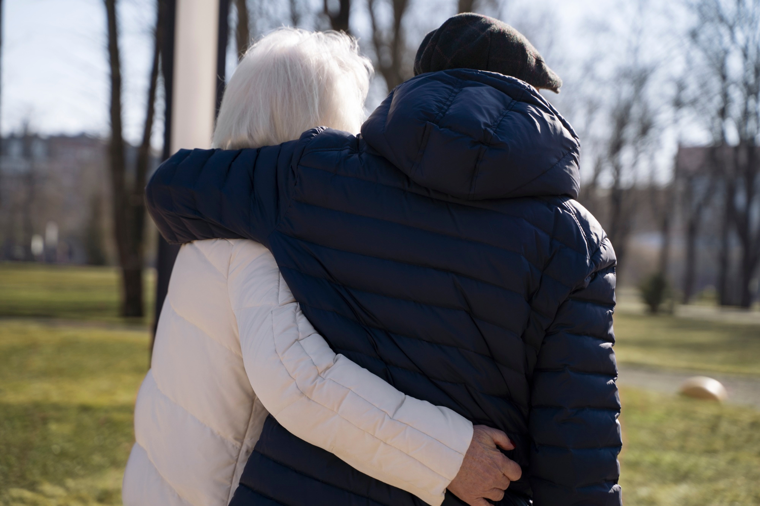 Una pareja de ancianos abrazándose | Fuente: Freepik