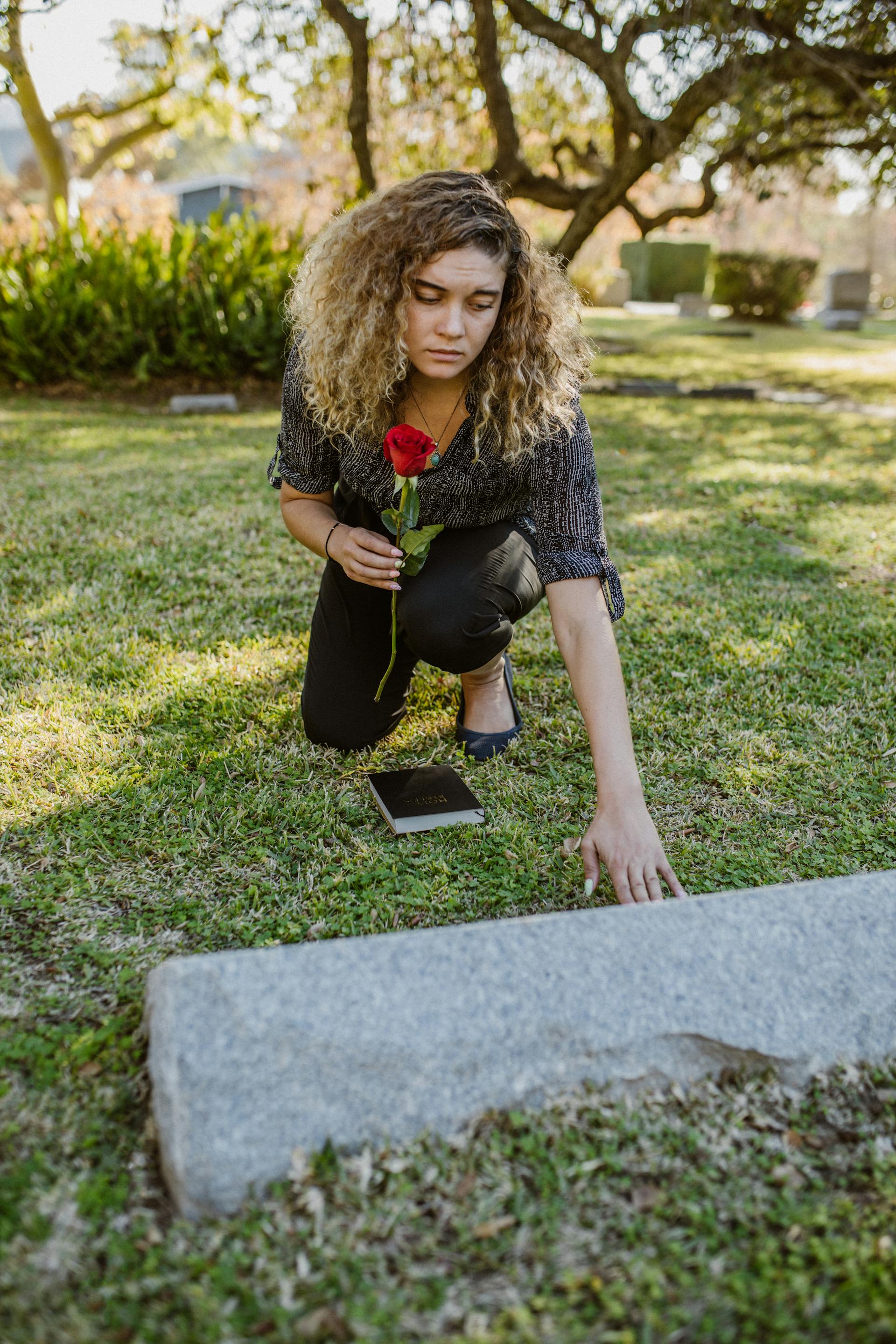 Una mujer en un cementerio | Foto: Pexels