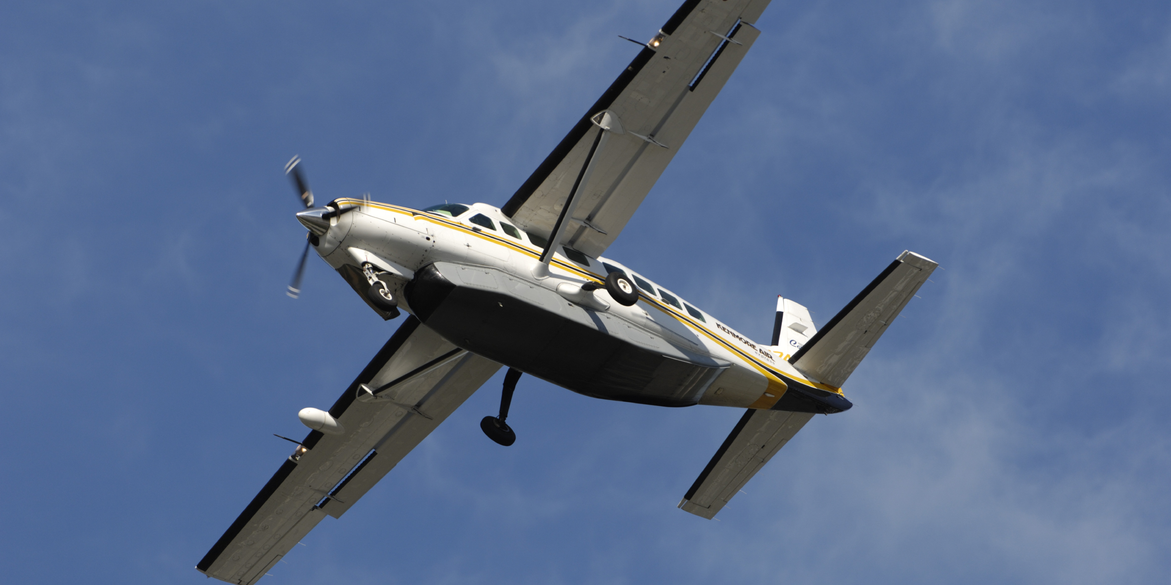 Un avión volando en el cielo | Fuente: Getty Images