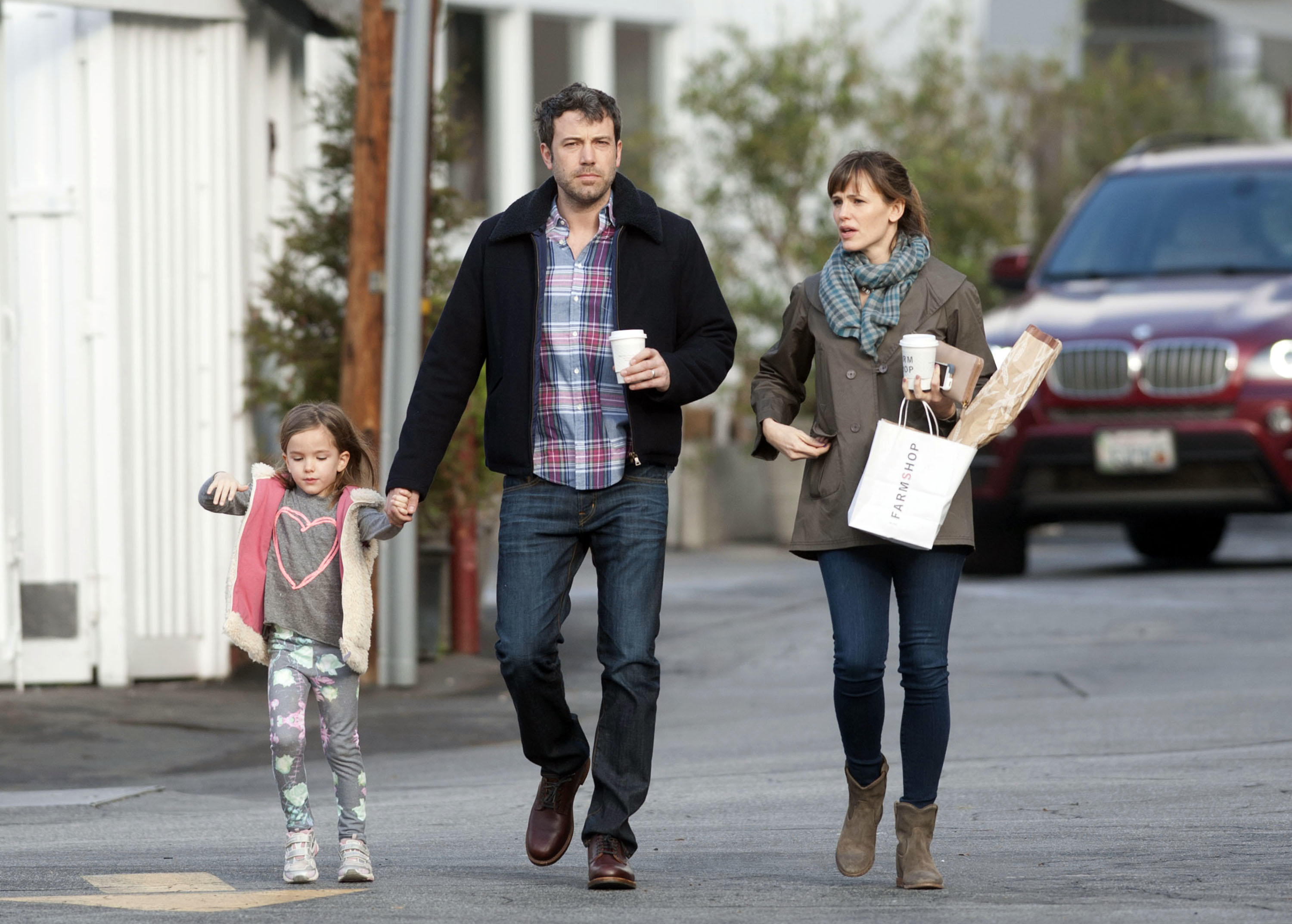 Ben Affleck y Jennifer Garner son vistos con su hija, Seraphina Affleck el 6 de febrero de 2014, en Los Ángeles, California | Fuente: Getty Images