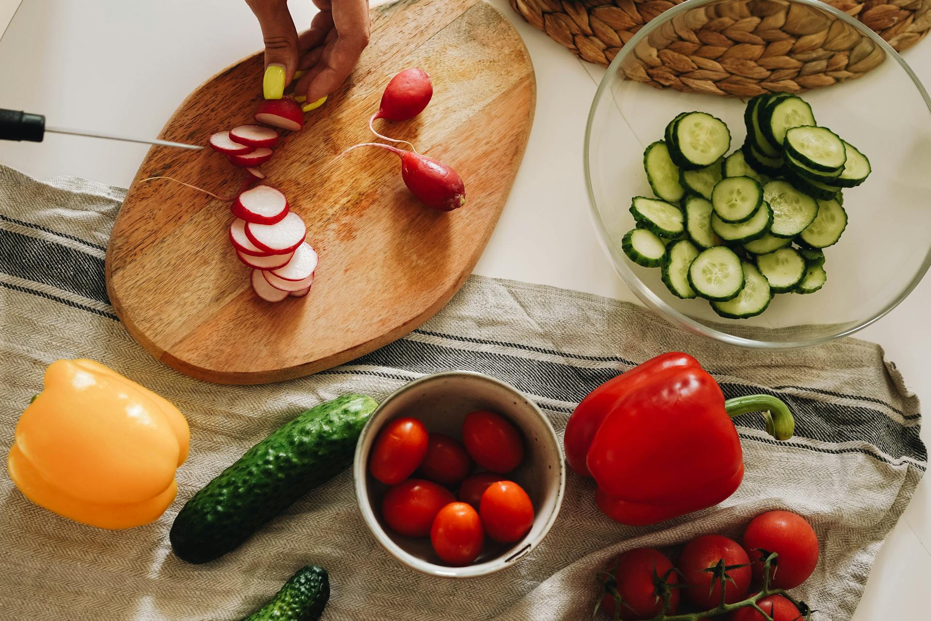 Una mujer cortando verduras | Fuente: Pexels