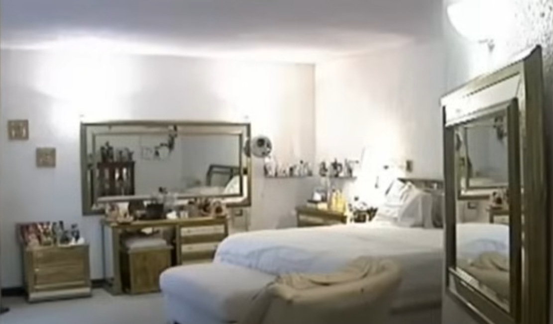 Habitación en la mansión de Maribel Guardia en Ciudad de México | Fuente: youtube.com/Eduardo Rodríguez - Vlogs & Podcast