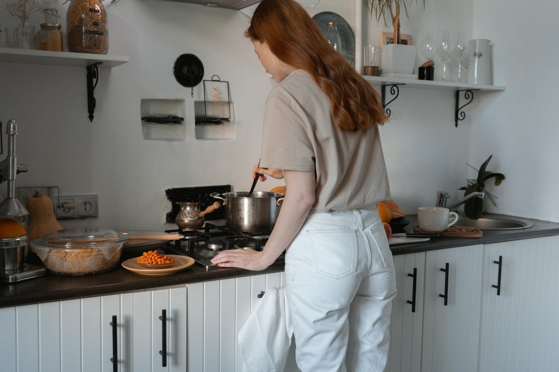 Una mujer cocinando | Fuente: Pexels