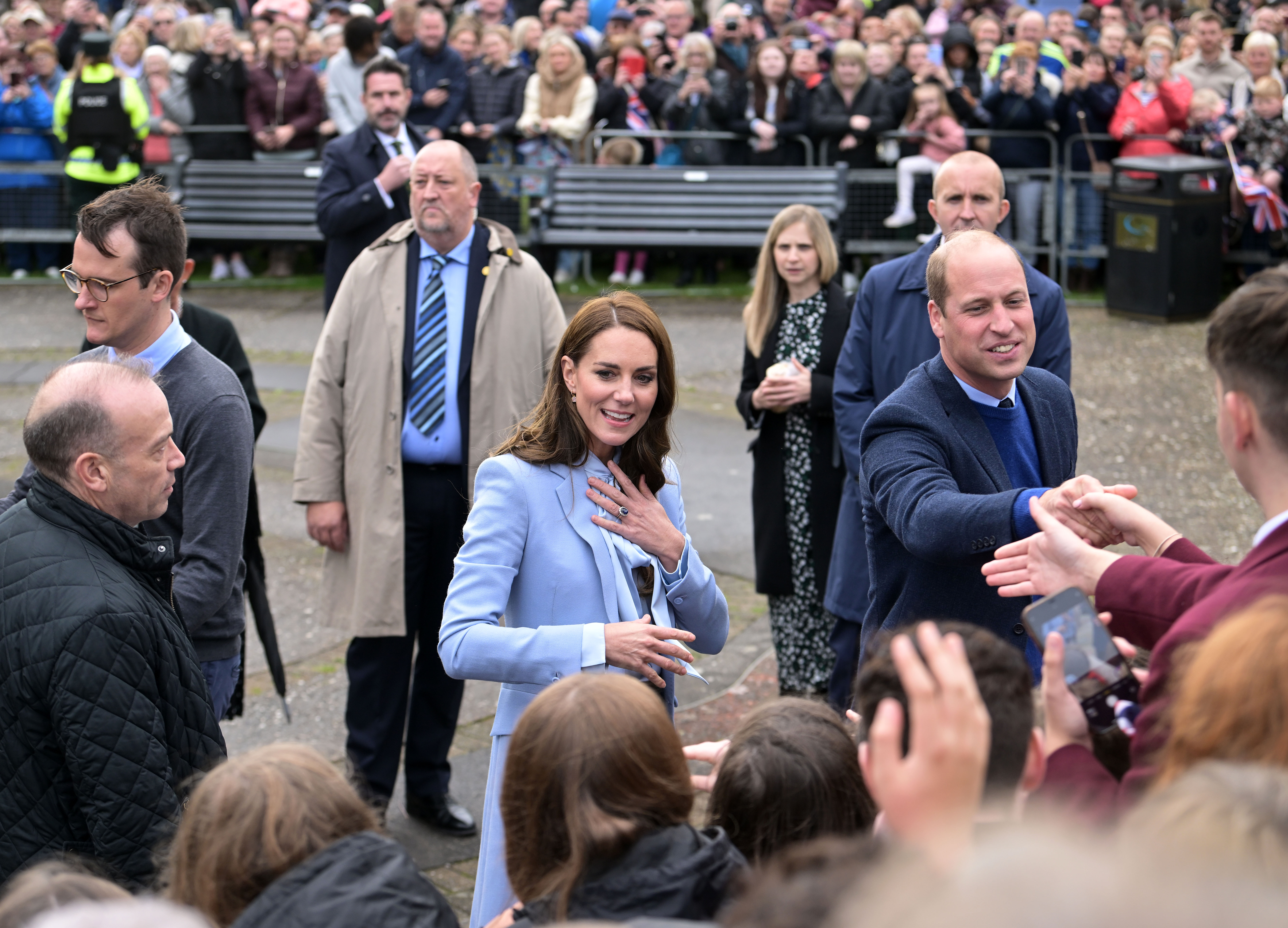 Catherine, princesa de Gales y el príncipe William, príncipe de Gales saludan al público durante su visita al Castillo de Carrickfergus en Belfast, Irlanda del Norte, el 6 de octubre de 2022. | Fuente: Getty Images