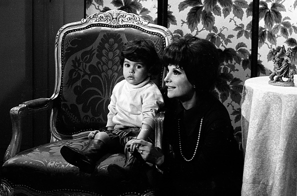 La actriz argentina Irma Roy (nacida Irma Gugliermo, 1932–2016) junto a su hija de dos años (y futura actriz) Carolina Papaleo, durante una entrevista en Buenos Aires, Argentina, el 30 de abril de 1971 | Fuente: Getty Images
