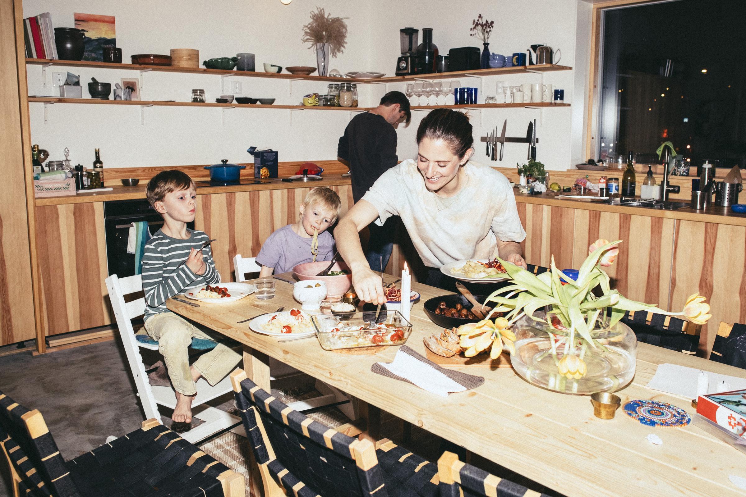 Una cálida cena familiar reúne a todos alrededor de la mesa, donde incluso las comidas caseras más sencillas pueden convertirse en recuerdos entrañables de la infancia. A veces, lo mejor de la cena no es la comida en sí, sino la persona que te la sirve con cariño. | Fuente: Getty Images.