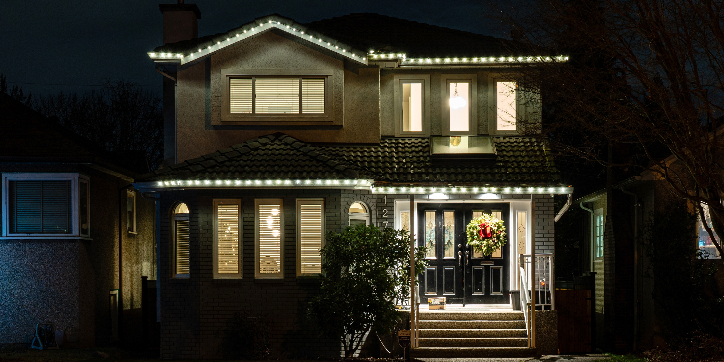 Una casa con adornos navideños | Fuente: Shutterstock