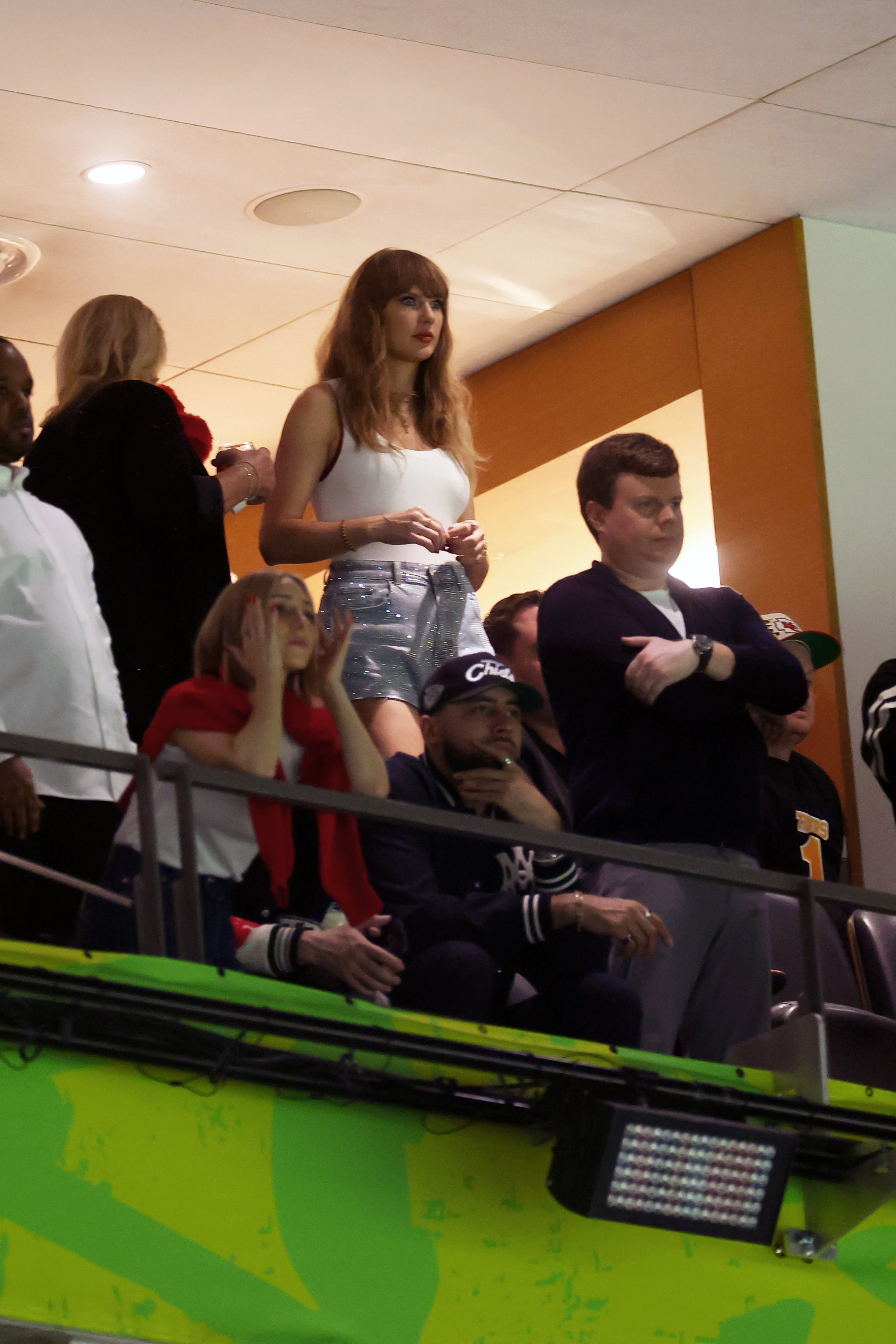 Ashley Avignone, Taylor Swift y Ross Travis parecen ansiosos durante el Super Bowl LIX el 9 de febrero de 2025 | Fuente: Getty Images