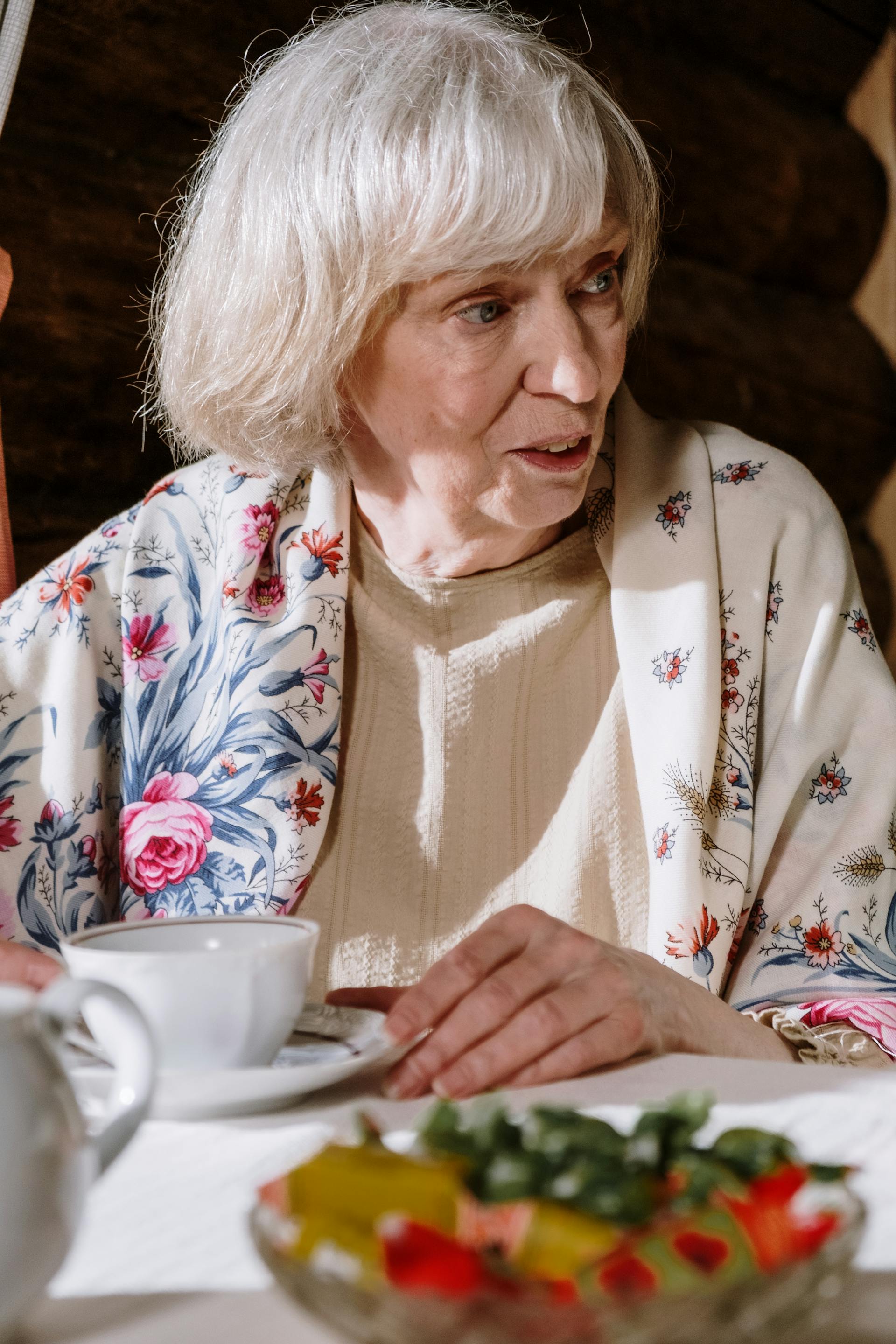 Una anciana sentada a la mesa | Foto: Pexels