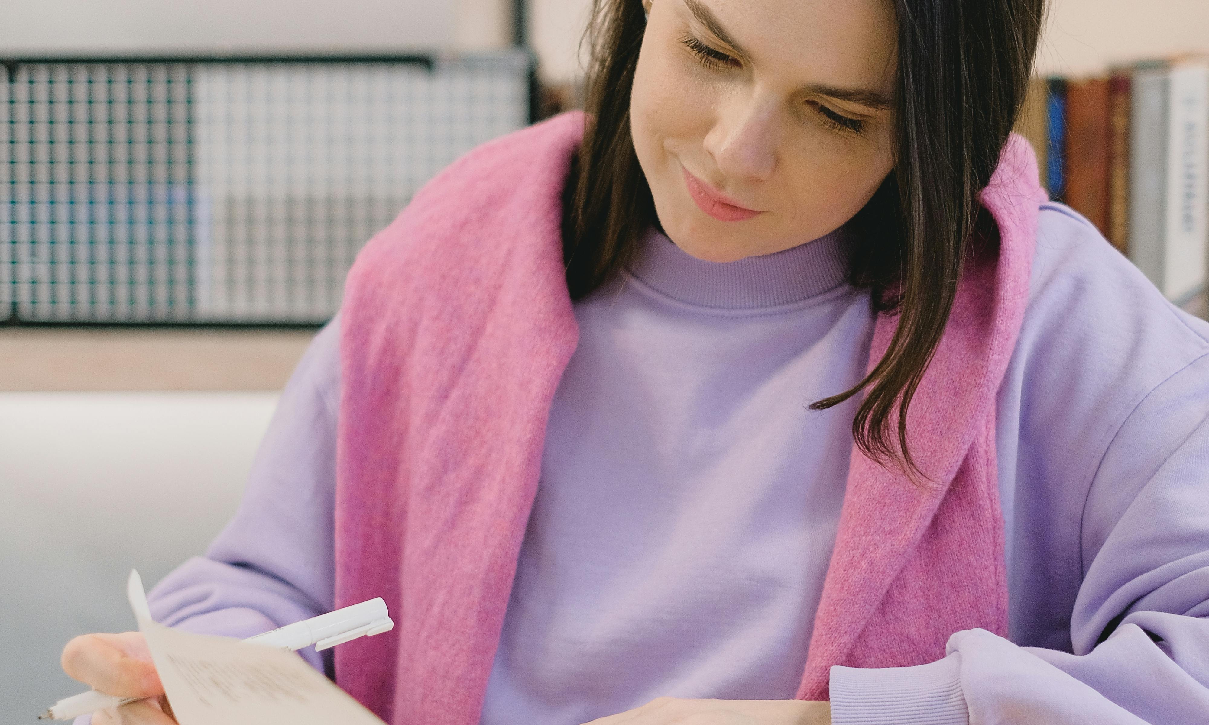 Elly leyendo la nota dejada por Daniel, sellando su traición | Fuente: Pexels