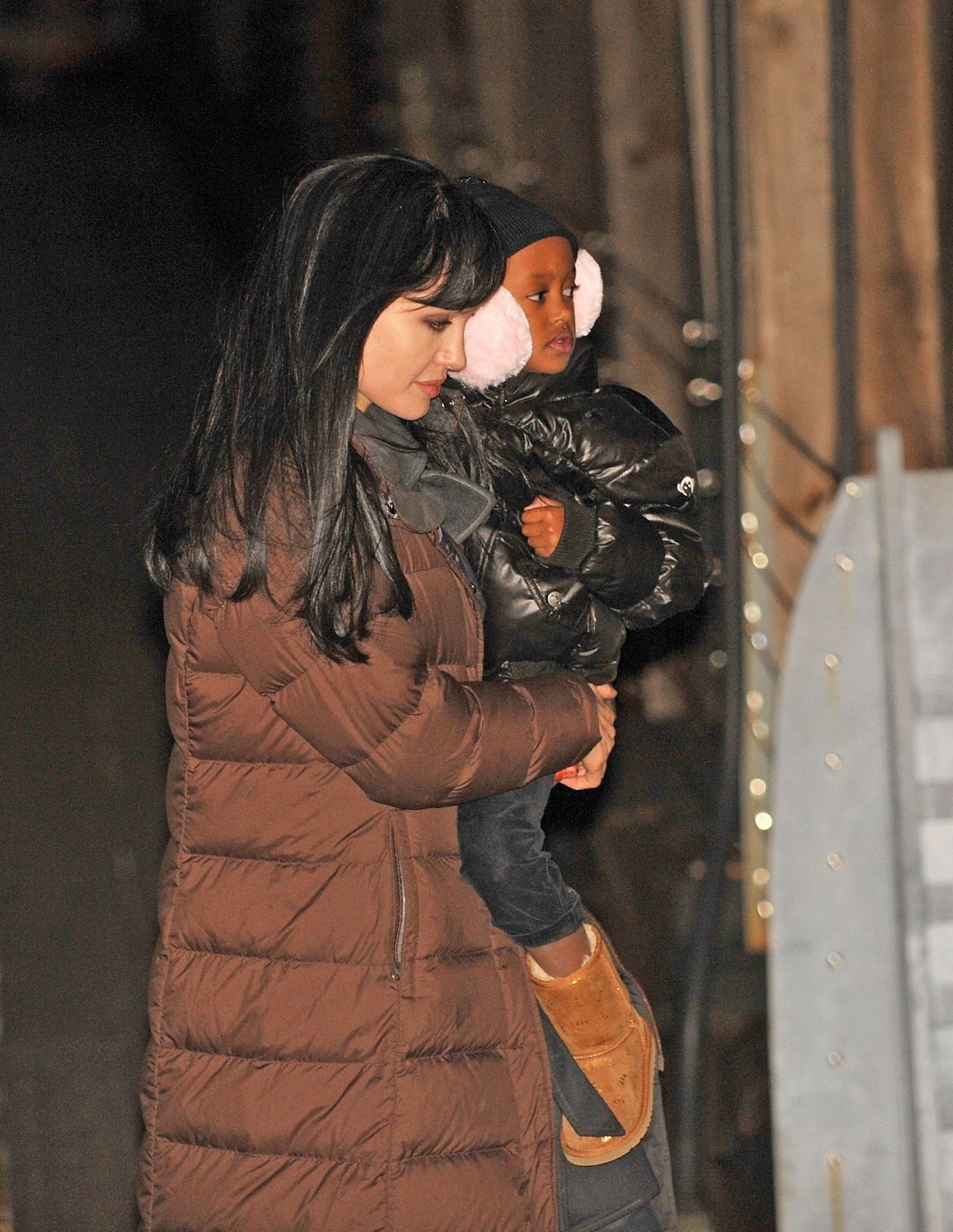 Angelina Jolie y Zahara fotografiadas en el rodaje de "Salt" el 29 de diciembre de 2009 en la ciudad de Nueva York. | Fuente: Getty Images