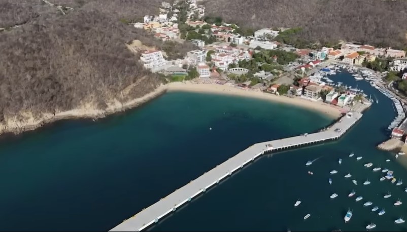 Playas de Oaxaca donde iban a vacacionar los jóvenes desaparecidos. | Foto: YouTube/MILENIO