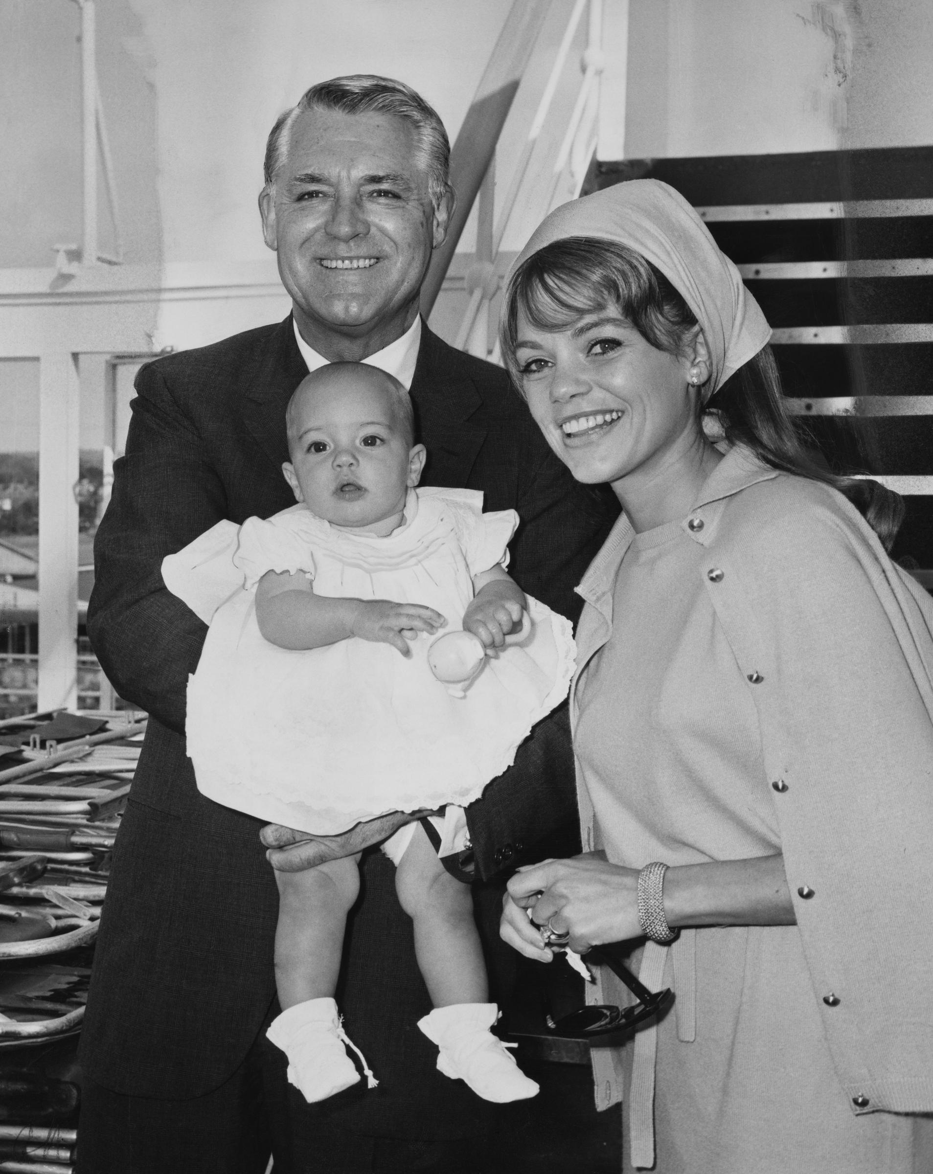 La pareja posa con su hija el 19 de septiembre de 1966 | Fuente: Getty Images