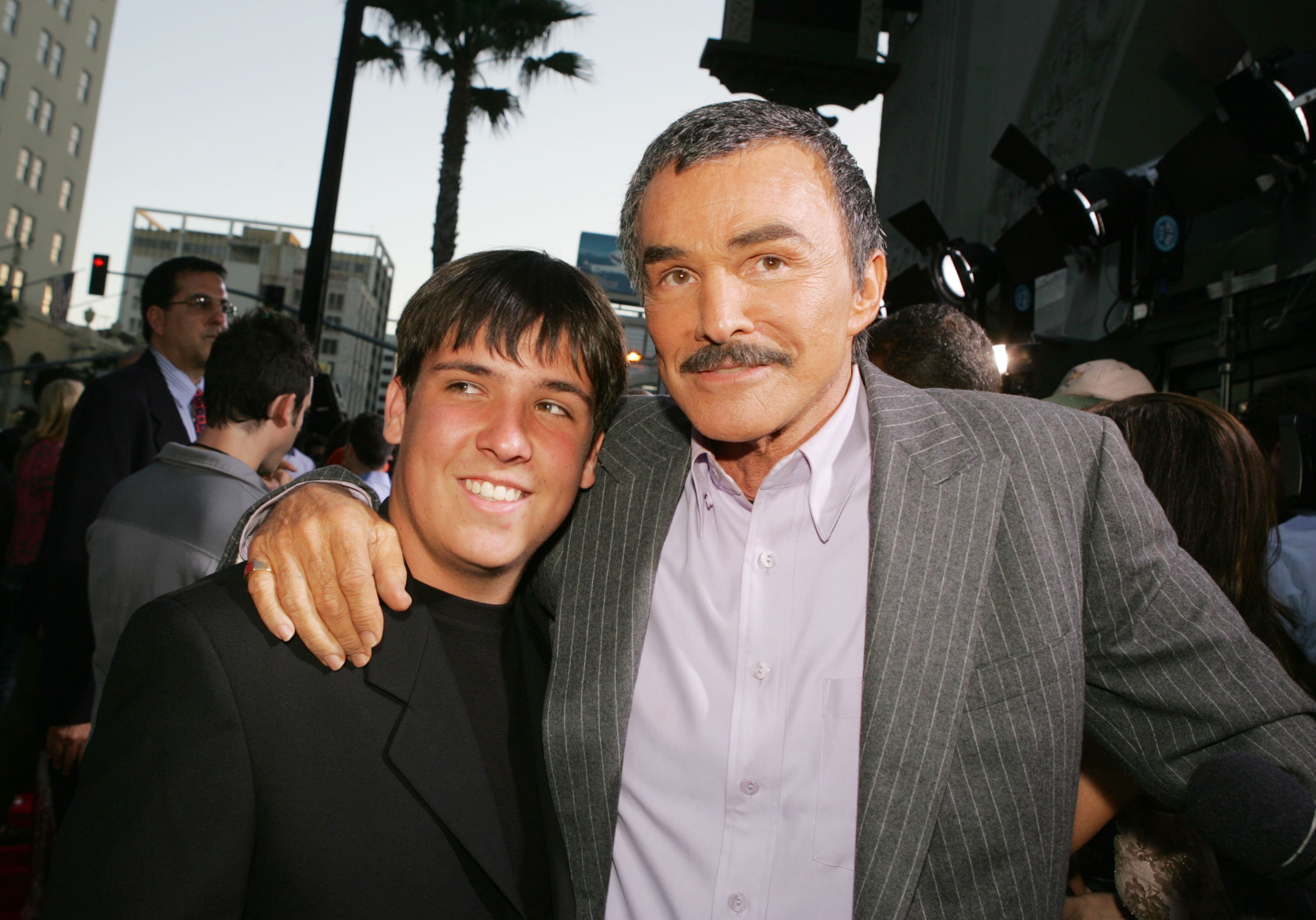 Burt Reynolds y su hijo Quinton en el estreno de 'The Longest Yard' en el Teatro Chino, el 19 de mayo de 2005 en Los Ángeles, California. | Foto: Getty Images