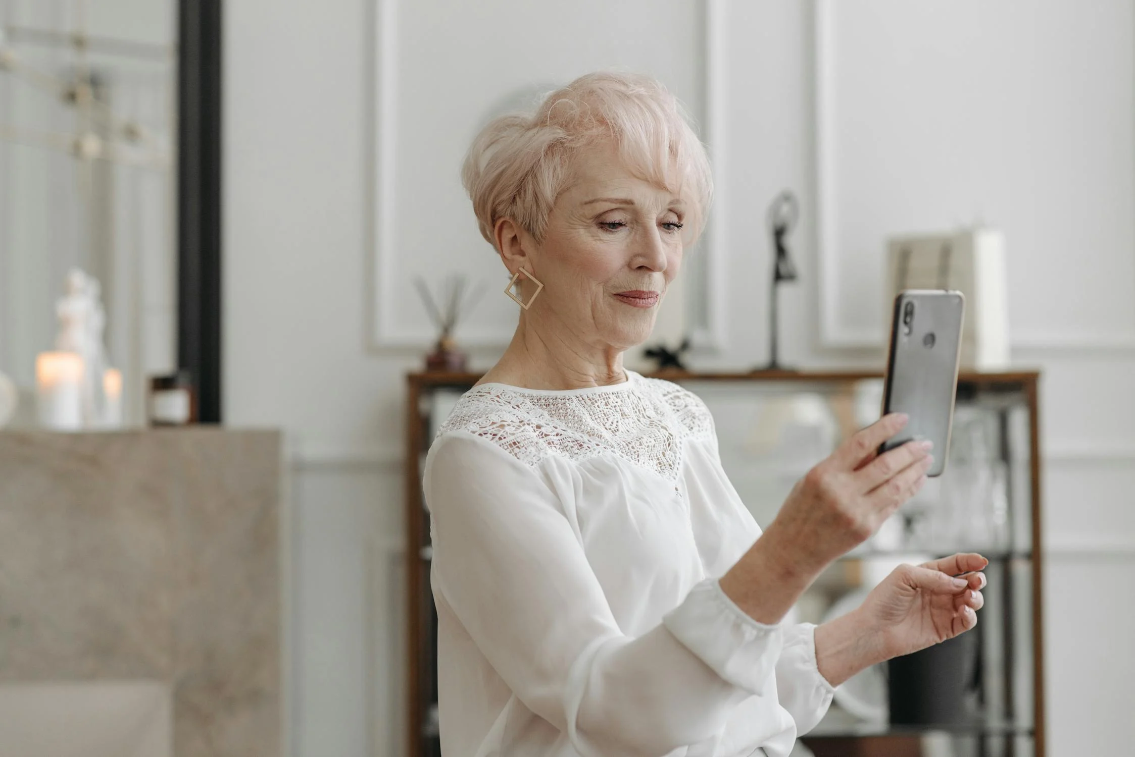 Una mujer madura mirando su teléfono | Fuente: Pexels